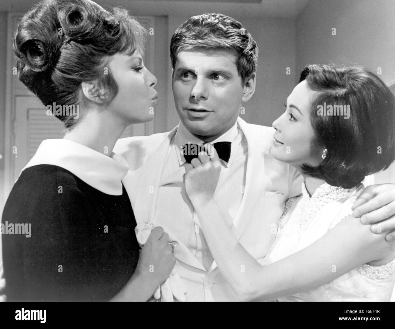 Erscheinungsdatum: 3. Juni 1964. FILMTITEL: Flitterwochen-Hotel. STUDIO: Metro-Goldwyn-Mayer (MGM). PLOT:. Im Bild: NANCY KWAN als Lynn Hoffnung, ROBERT MORSE als Jay Menlow und JILL ST. JOHN als Sherry Nugent. Stockfoto