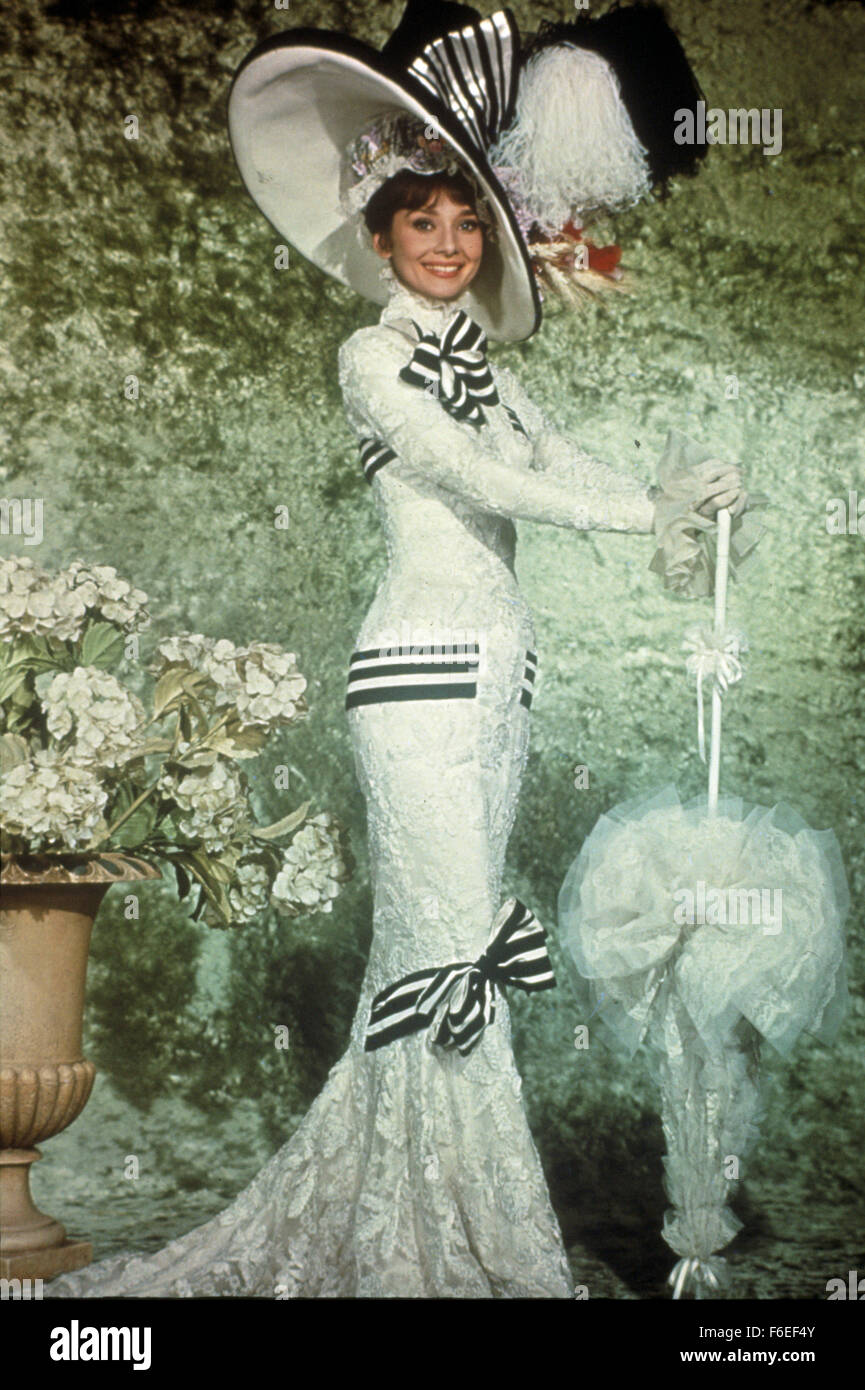 15. Juni 1964 - FILMSTILLS von "MY FAIR LADY" mit 1964, AUDREY HEPBURN,  GANZKÖRPERANSICHT, Kleidung, OUTFIT - B&W, Sonnenschirm, Blumen, Hut,  Schnörkel, VERBEUGT sich 1964... Ikone Marilyn Monroe Kleid verkauft für  $4.6