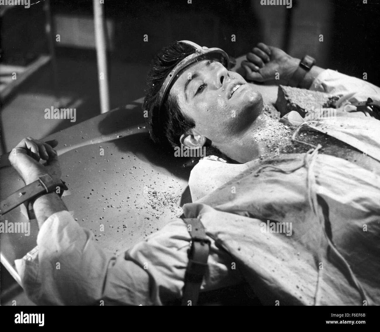DATUM DER FREIGABE: 24. JUNI 1964. FILMTITEL: 633 Squadron. STUDIO: MGM Home Entertainment. PLOT: 633 Squadron hat eine unqualifizierte Erfolgsserie genossen. Ihr Glück ändert sich, wenn sie zugeordnet sind, eine deutsche Rakete Kraftstoff-Anlage in Norwegen zu bombardieren, die durch schwere Anti-Aircraft Verteidigung bewacht wird und die Pflanze als bombensicher gilt. Ihre fast unmögliche Mission wird weiter erschwert durch einen deutschen Luftangriff, die schwierige Annäherung an das Ziel und die Gefangennahme und Folter von der unterirdischen Führer, die das Geschwader ist die Unterstützung. Bild: Szene aus dem Film. Stockfoto