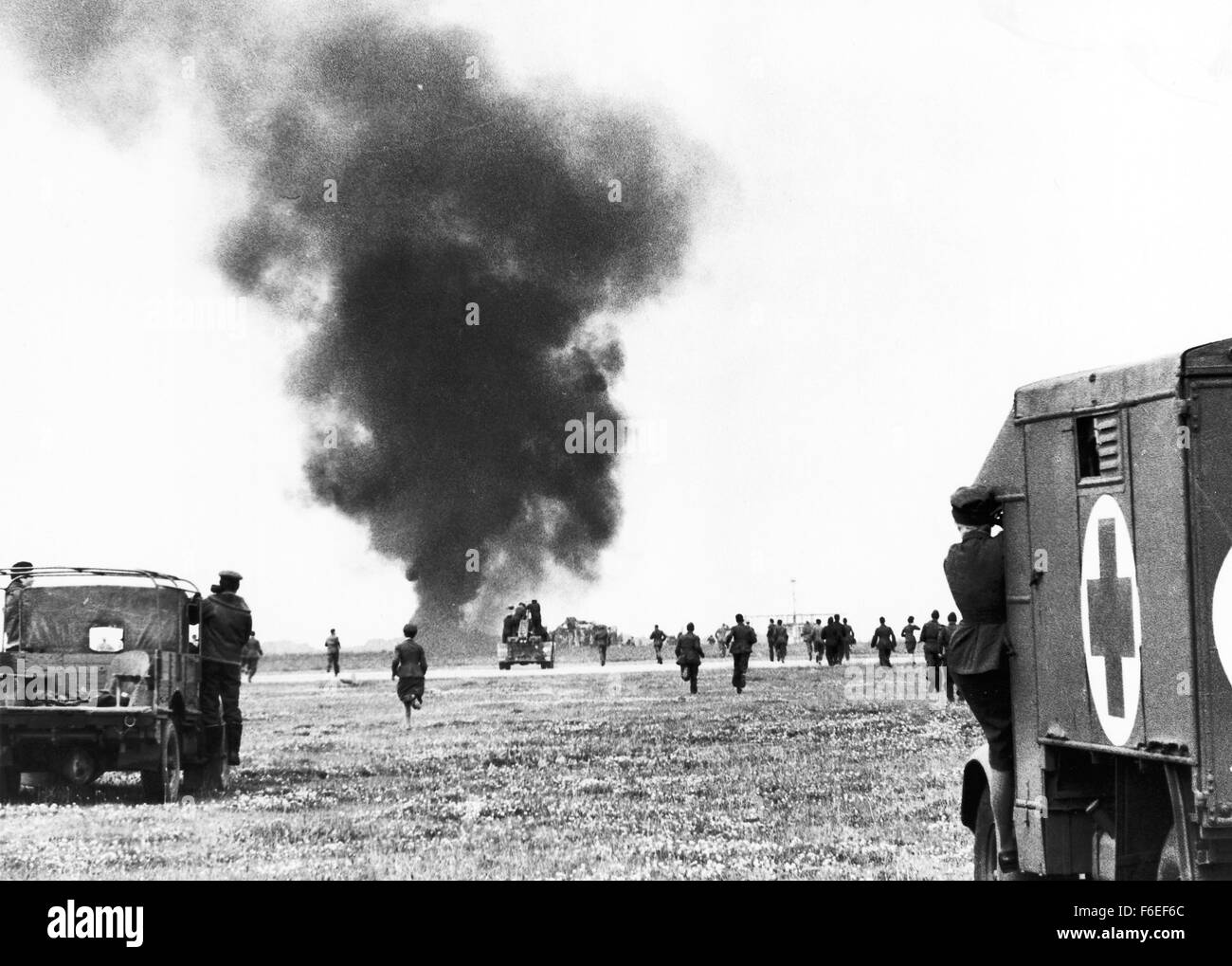 DATUM DER FREIGABE: 24. JUNI 1964. FILMTITEL: 633 Squadron. STUDIO: MGM Home Entertainment. PLOT: 633 Squadron hat eine unqualifizierte Erfolgsserie genossen. Ihr Glück ändert sich, wenn sie zugeordnet sind, eine deutsche Rakete Kraftstoff-Anlage in Norwegen zu bombardieren, die durch schwere Anti-Aircraft Verteidigung bewacht wird und die Pflanze als bombensicher gilt. Ihre fast unmögliche Mission wird weiter erschwert durch einen deutschen Luftangriff, die schwierige Annäherung an das Ziel und die Gefangennahme und Folter von der unterirdischen Führer, die das Geschwader ist die Unterstützung. Bild: Szene aus dem Film. Stockfoto