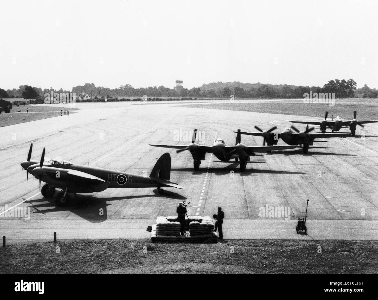 DATUM DER FREIGABE: 24. JUNI 1964. FILMTITEL: 633 Squadron. STUDIO: MGM Home Entertainment. PLOT: 633 Squadron hat eine unqualifizierte Erfolgsserie genossen. Ihr Glück ändert sich, wenn sie zugeordnet sind, eine deutsche Rakete Kraftstoff-Anlage in Norwegen zu bombardieren, die durch schwere Anti-Aircraft Verteidigung bewacht wird und die Pflanze als bombensicher gilt. Ihre fast unmögliche Mission wird weiter erschwert durch einen deutschen Luftangriff, die schwierige Annäherung an das Ziel und die Gefangennahme und Folter von der unterirdischen Führer, die das Geschwader ist die Unterstützung. Bild: Szene aus dem Film. Stockfoto