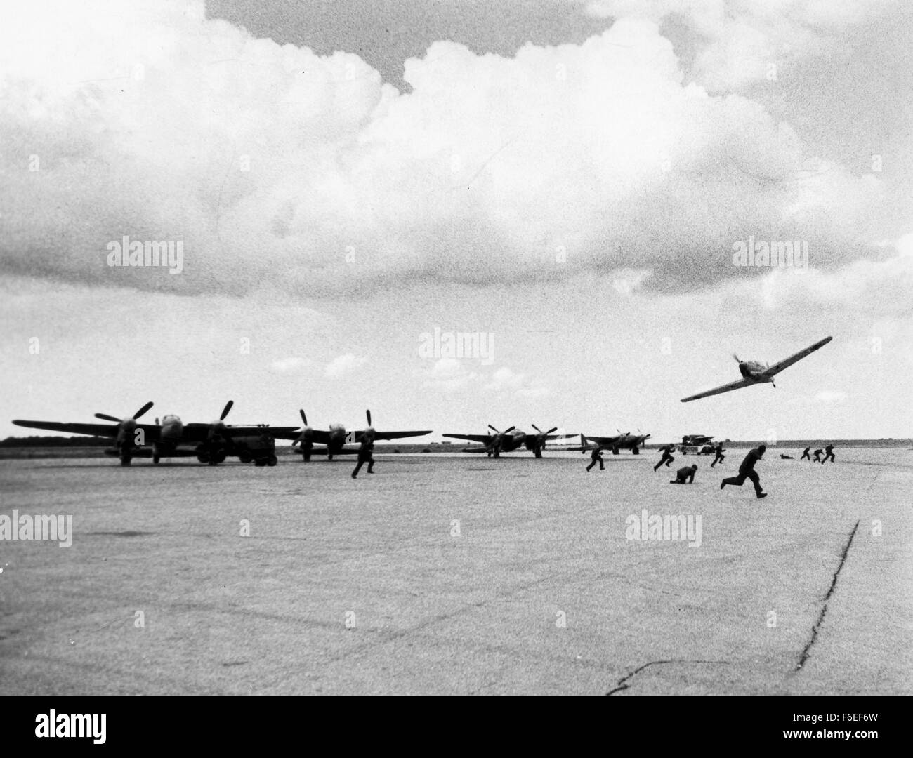 DATUM DER FREIGABE: 24. JUNI 1964. FILMTITEL: 633 Squadron. STUDIO: MGM Home Entertainment. PLOT: 633 Squadron hat eine unqualifizierte Erfolgsserie genossen. Ihr Glück ändert sich, wenn sie zugeordnet sind, eine deutsche Rakete Kraftstoff-Anlage in Norwegen zu bombardieren, die durch schwere Anti-Aircraft Verteidigung bewacht wird und die Pflanze als bombensicher gilt. Ihre fast unmögliche Mission wird weiter erschwert durch einen deutschen Luftangriff, die schwierige Annäherung an das Ziel und die Gefangennahme und Folter von der unterirdischen Führer, die das Geschwader ist die Unterstützung. Bild: Szene aus dem Film. Stockfoto