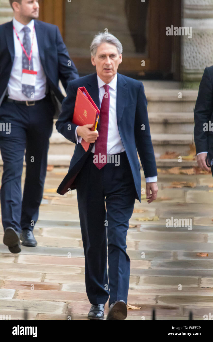 Downing Street, London, 17. November 2015. Außenminister Philip Hammond kommt in der Downing Street für die wöchentlichen Kabinettssitzung. Bildnachweis: Paul Davey/Alamy Live-Nachrichten Stockfoto