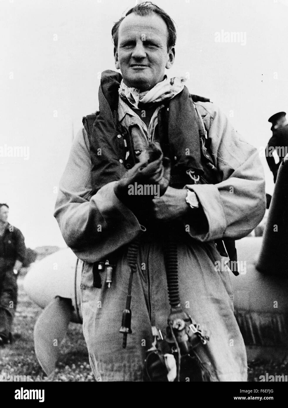 DATUM DER FREIGABE: 24. JUNI 1964. FILMTITEL: 633 Squadron. STUDIO: MGM Home Entertainment. PLOT: 633 Squadron hat eine unqualifizierte Erfolgsserie genossen. Ihr Glück ändert sich, wenn sie zugeordnet sind, eine deutsche Rakete Kraftstoff-Anlage in Norwegen zu bombardieren, die durch schwere Anti-Aircraft Verteidigung bewacht wird und die Pflanze als bombensicher gilt. Ihre fast unmögliche Mission wird weiter erschwert durch einen deutschen Luftangriff, die schwierige Annäherung an das Ziel und die Gefangennahme und Folter von der unterirdischen Führer, die das Geschwader ist die Unterstützung. Bild: Szene aus dem Film. Stockfoto