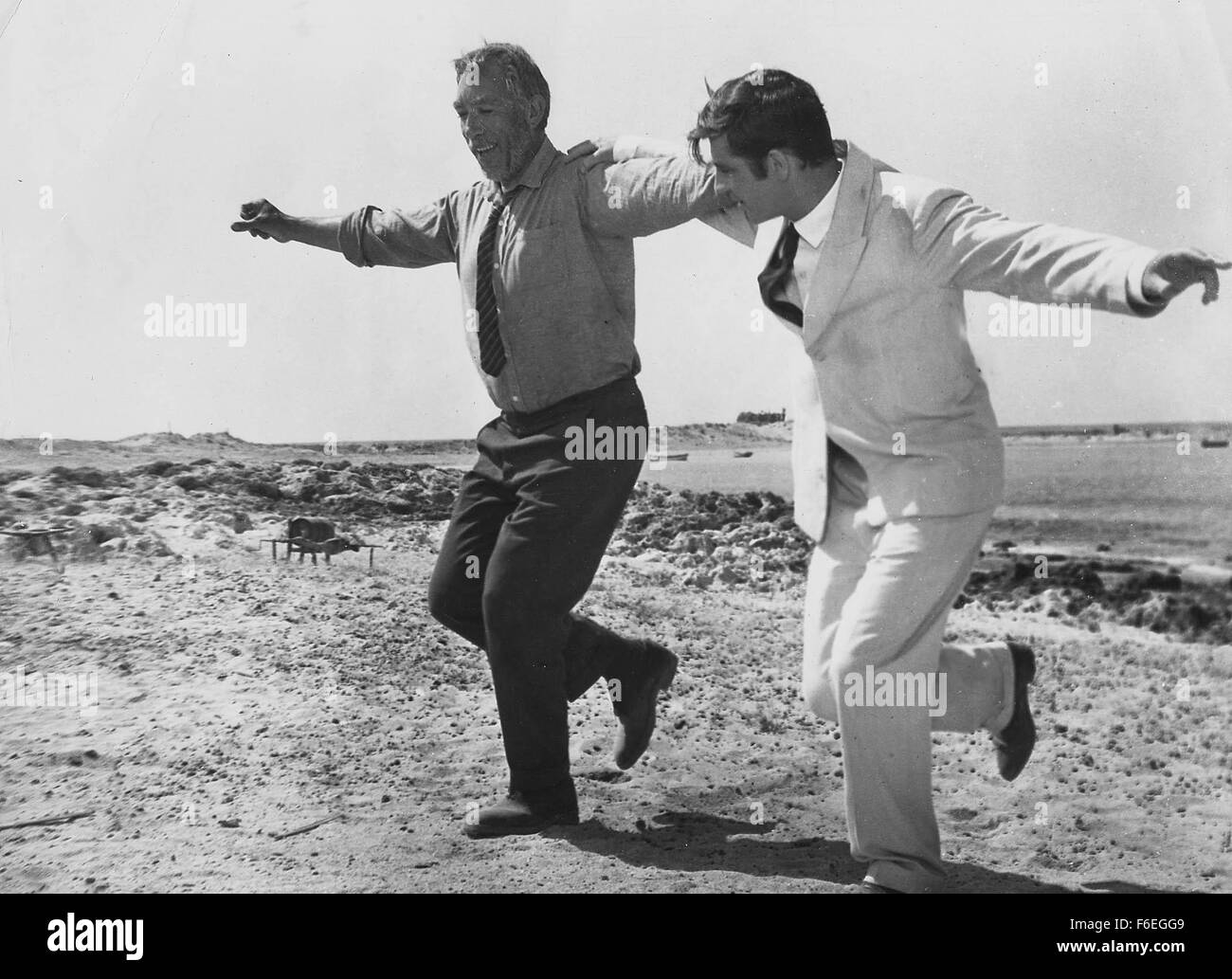 2. Dezember 1964; Kreta, Griechenland; Schauspieler ANTHONY QUINN als Alexis Zorbas und ALAN BATES als Basilikum in "Zorbas der Grieche". Unter der Regie von Michael Cacoyannis. Stockfoto