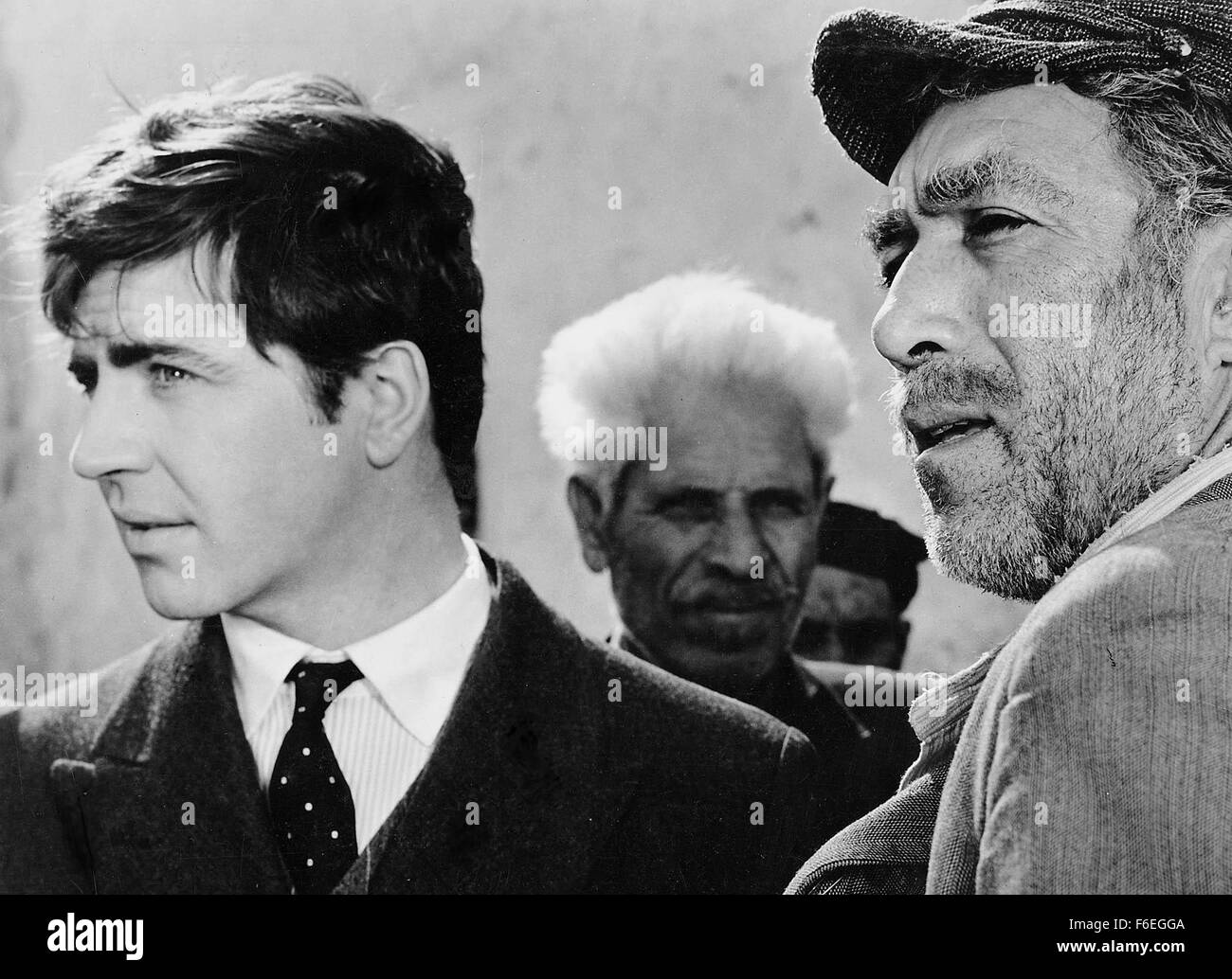 2. Dezember 1964; Kreta, Griechenland; Schauspieler ALAN BATES als Basil und ANTHONY QUINN als Alexis Zorbas in "Zorbas der Grieche". Unter der Regie von Michael Cacoyannis. Stockfoto