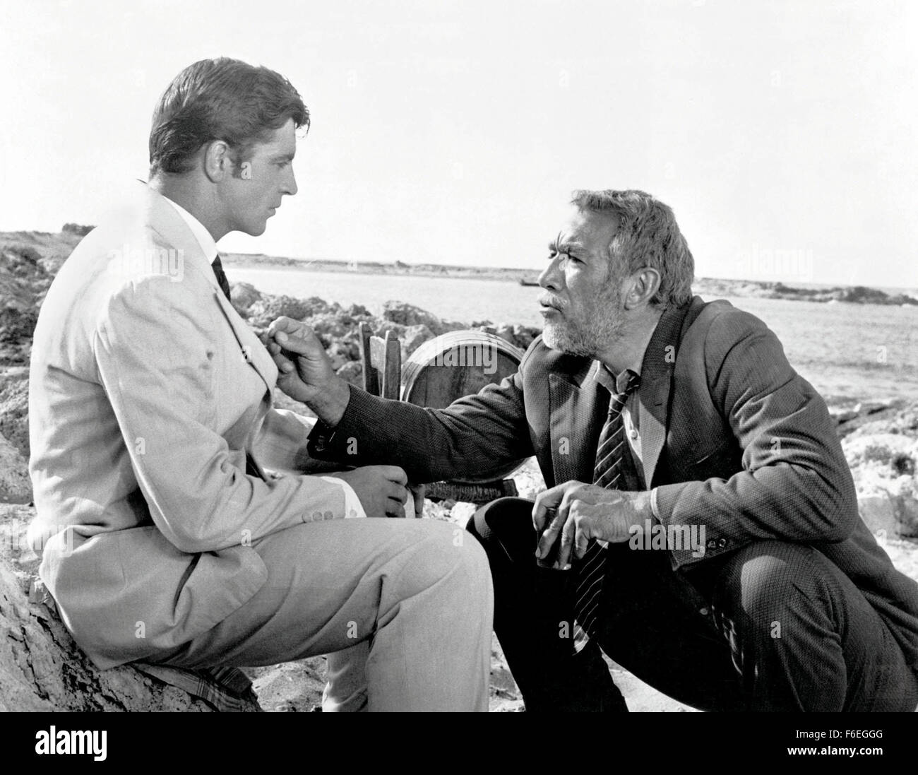 17. Dezember 1964; Athen, Griechenland; Schauspieler ANTHONY QUINN stars wie Alexis Zorbas und ALAN BATES als Basil im 20. Jahrhundert Fox Drama, "Zorba der Grieche." Unter der Regie von Michael Cacoyannis. Stockfoto