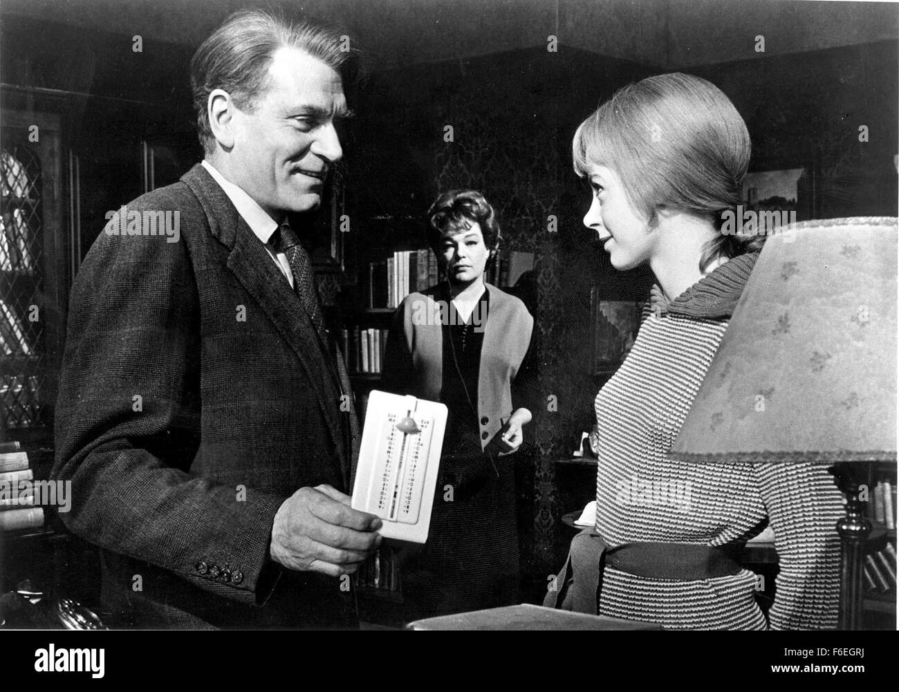 26. Juli 1962; Hollywood, Kalifornien, USA; SARA MILES als Shirley Taylor, LAURENCE OLIVIER als Graham Weir und SIMONE SIGNORET als Anna in dem Drama '' Begriff of Trial", Regie: Peter Glenville. Stockfoto