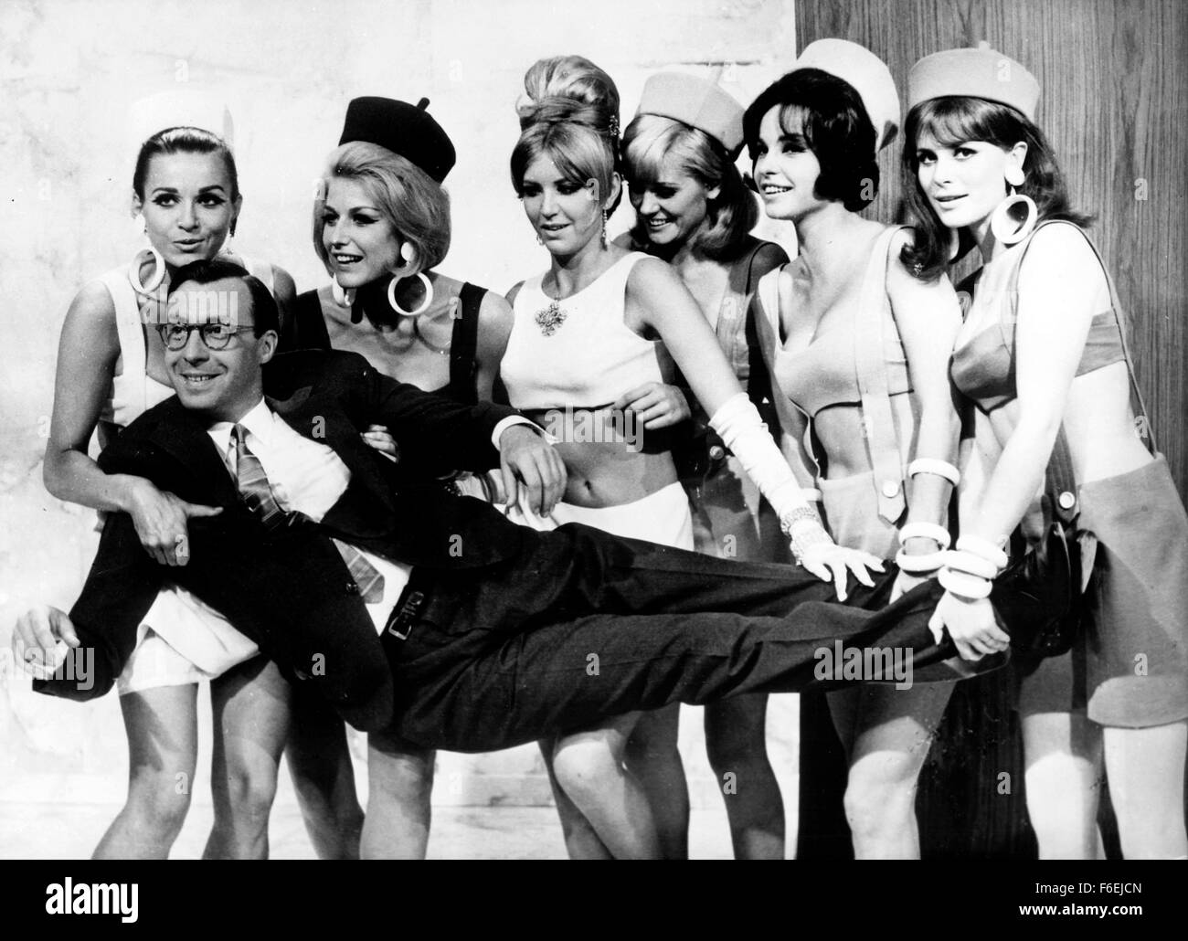 1. August 1966 - Wien, Österreich - österreichische Schauspieler PETER ALEXANDER durchgeführt von einer Gruppe von Frauen in einer Szene aus dem Film "How to ein Playboys zu verführen" in Österreich. (Bild Kredit: C KEYSTONE USA Bilder) Stockfoto