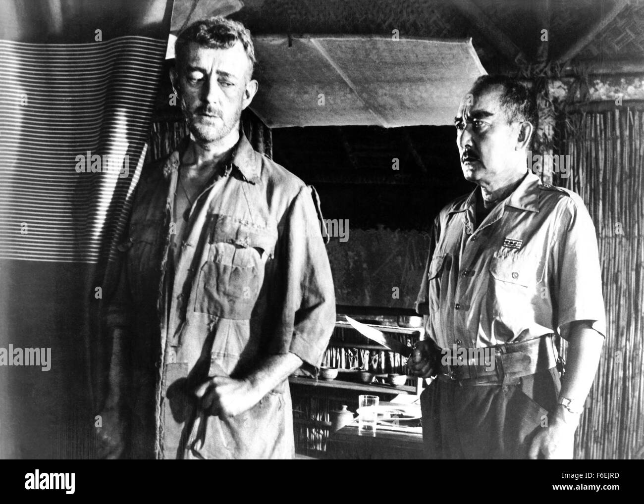 VERÖFFENTLICHT: 2. Oktober 1957 - Original Filmtitel - die Brücke am River Kwai. IM BILD: ALEC GUINNESS, SESSUE HAYAKAWA. Stockfoto