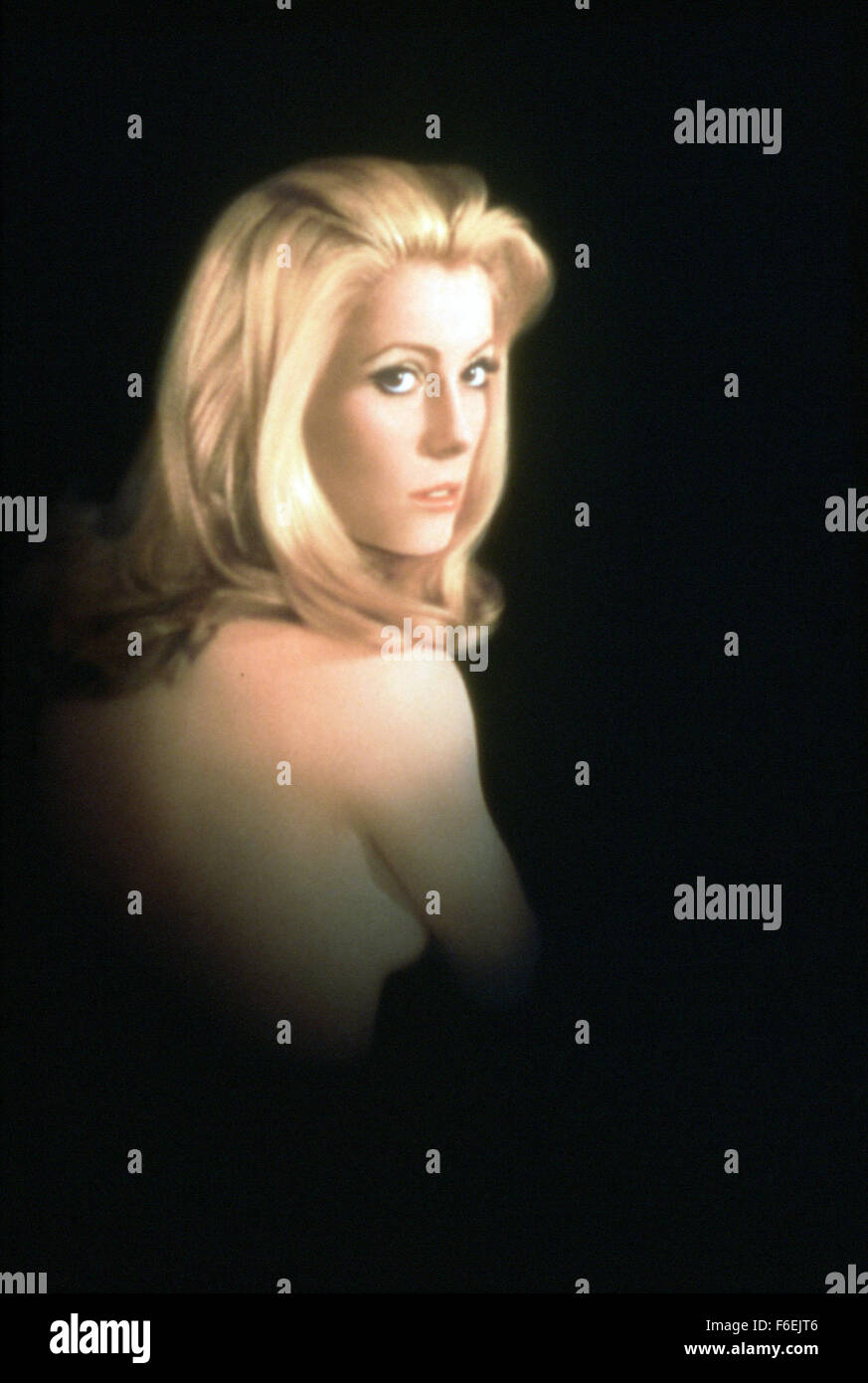 24. Mai 1967; Rom, Italien; Wichtigsten Plakatkunst mit CATHERINE DENEUVE als Severine Serizy in dem Drama '' Belle de Jour"unter der Regie von Luis Bunuel. Stockfoto