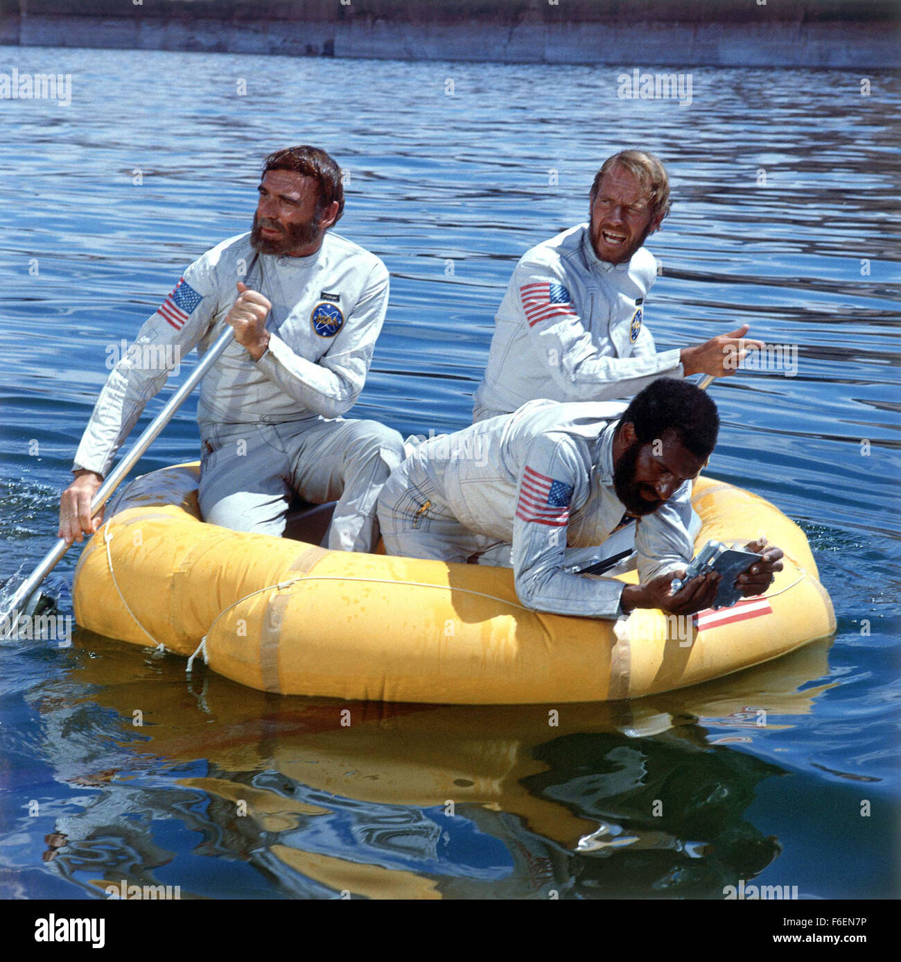 VERÖFFENTLICHT Datum: 8. Februar 1968. FILMTITEL: Planet der Affen. STUDIO: 20th Century Fox. PLOT: Taylor und zwei anderen Astronauten kommen aus dem tiefen Winterschlaf zu finden, dass ihr Schiff abgestürzt ist. Flucht mit wenig mehr als die Kleidung, die sie finden, dass sie auf einem Planeten gelandet wo sind Männer haben vor lingualen und unzivilisiert während Affen Rede und Technik gelernt. Taylor ist gefangen genommen und in die Stadt der Affen nach ihm die Kehle zu beschädigen, so dass er schweigt und nicht mit dem Affen kommunizieren. Im Bild: Schauspieler CHARLTON HESTON als George Taylor, JEFF BURTON als Dodge und ROBERT GUNNER als Landon Stockfoto