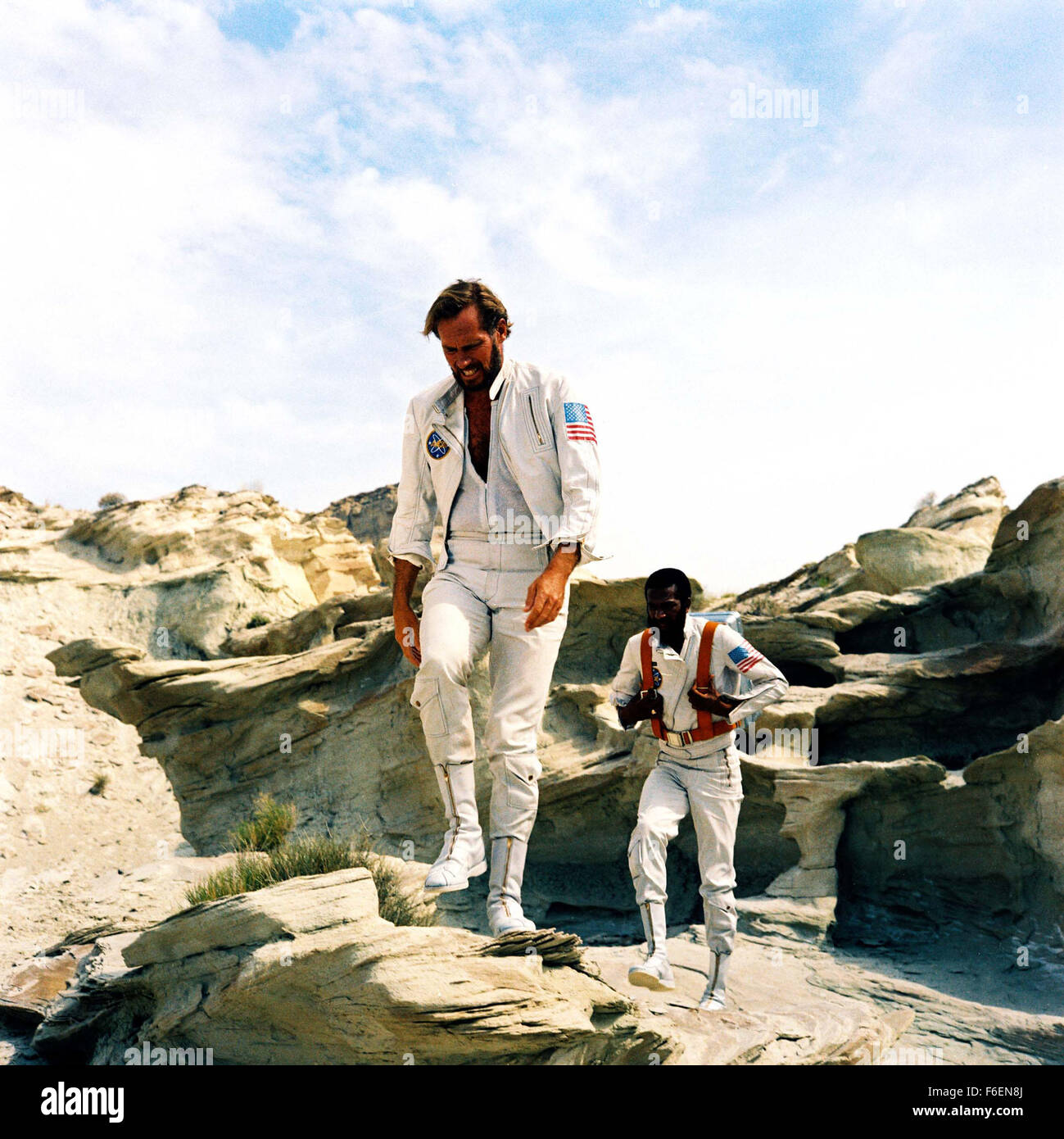 VERÖFFENTLICHT Datum: 8. Februar 1968. FILMTITEL: Planet der Affen. STUDIO: 20th Century Fox. PLOT: Taylor und zwei anderen Astronauten kommen aus dem tiefen Winterschlaf zu finden, dass ihr Schiff abgestürzt ist. Flucht mit wenig mehr als die Kleidung, die sie finden, dass sie auf einem Planeten gelandet wo sind Männer haben vor lingualen und unzivilisiert während Affen Rede und Technik gelernt. Taylor ist gefangen genommen und in die Stadt der Affen nach ihm die Kehle zu beschädigen, so dass er schweigt und nicht mit dem Affen kommunizieren. Bild: Schauspieler CHARLTON HESTON stars wie George Taylor. Stockfoto