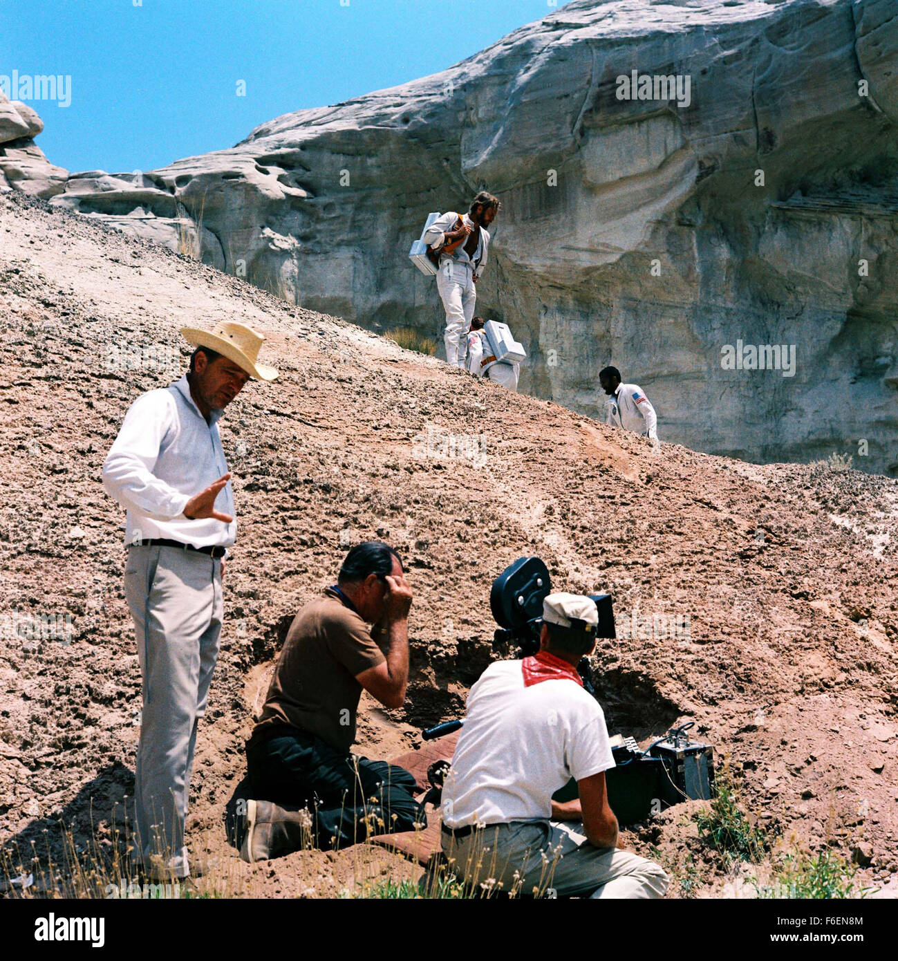 VERÖFFENTLICHT Datum: 8. Februar 1968. FILMTITEL: Planet der Affen. STUDIO: 20th Century Fox. PLOT: Taylor und zwei anderen Astronauten kommen aus dem tiefen Winterschlaf zu finden, dass ihr Schiff abgestürzt ist. Flucht mit wenig mehr als die Kleidung, die sie finden, dass sie auf einem Planeten gelandet wo sind Männer haben vor lingualen und unzivilisiert während Affen Rede und Technik gelernt. Taylor ist gefangen genommen und in die Stadt der Affen nach ihm die Kehle zu beschädigen, so dass er schweigt und nicht mit dem Affen kommunizieren. Bild: Schauspieler CHARLTON HESTON stars wie George Taylor hier vor Ort abgebildet. Stockfoto