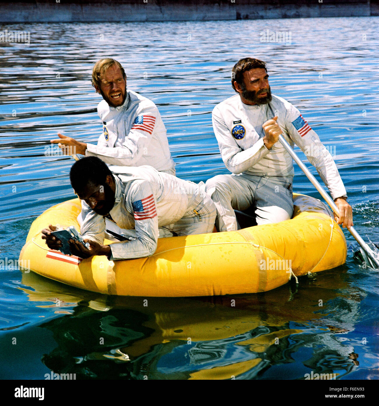 VERÖFFENTLICHT Datum: 8. Februar 1968. FILMTITEL: Planet der Affen. STUDIO: 20th Century Fox. PLOT: Taylor und zwei anderen Astronauten kommen aus dem tiefen Winterschlaf zu finden, dass ihr Schiff abgestürzt ist. Flucht mit wenig mehr als die Kleidung, die sie finden, dass sie auf einem Planeten gelandet wo sind Männer haben vor lingualen und unzivilisiert während Affen Rede und Technik gelernt. Taylor ist gefangen genommen und in die Stadt der Affen nach ihm die Kehle zu beschädigen, so dass er schweigt und nicht mit dem Affen kommunizieren. Im Bild: Schauspieler CHARLTON HESTON als George Taylor, JEFF BURTON als Dodge und ROBERT GUNNER als Landon Stockfoto