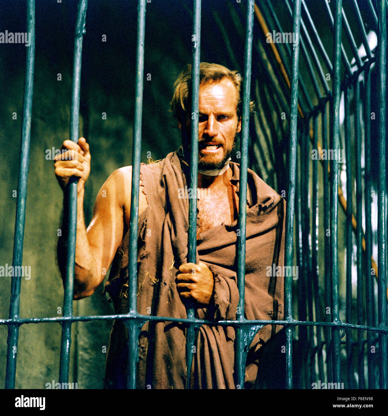 VERÖFFENTLICHT Datum: 8. Februar 1968. FILMTITEL: Planet der Affen. STUDIO: 20th Century Fox. PLOT: Taylor und zwei anderen Astronauten kommen aus dem tiefen Winterschlaf zu finden, dass ihr Schiff abgestürzt ist. Flucht mit wenig mehr als die Kleidung, die sie finden, dass sie auf einem Planeten gelandet wo sind Männer haben vor lingualen und unzivilisiert während Affen Rede und Technik gelernt. Taylor ist gefangen genommen und in die Stadt der Affen nach ihm die Kehle zu beschädigen, so dass er schweigt und nicht mit dem Affen kommunizieren. Bild: Schauspieler CHARLTON HESTON stars wie George Taylor. Stockfoto