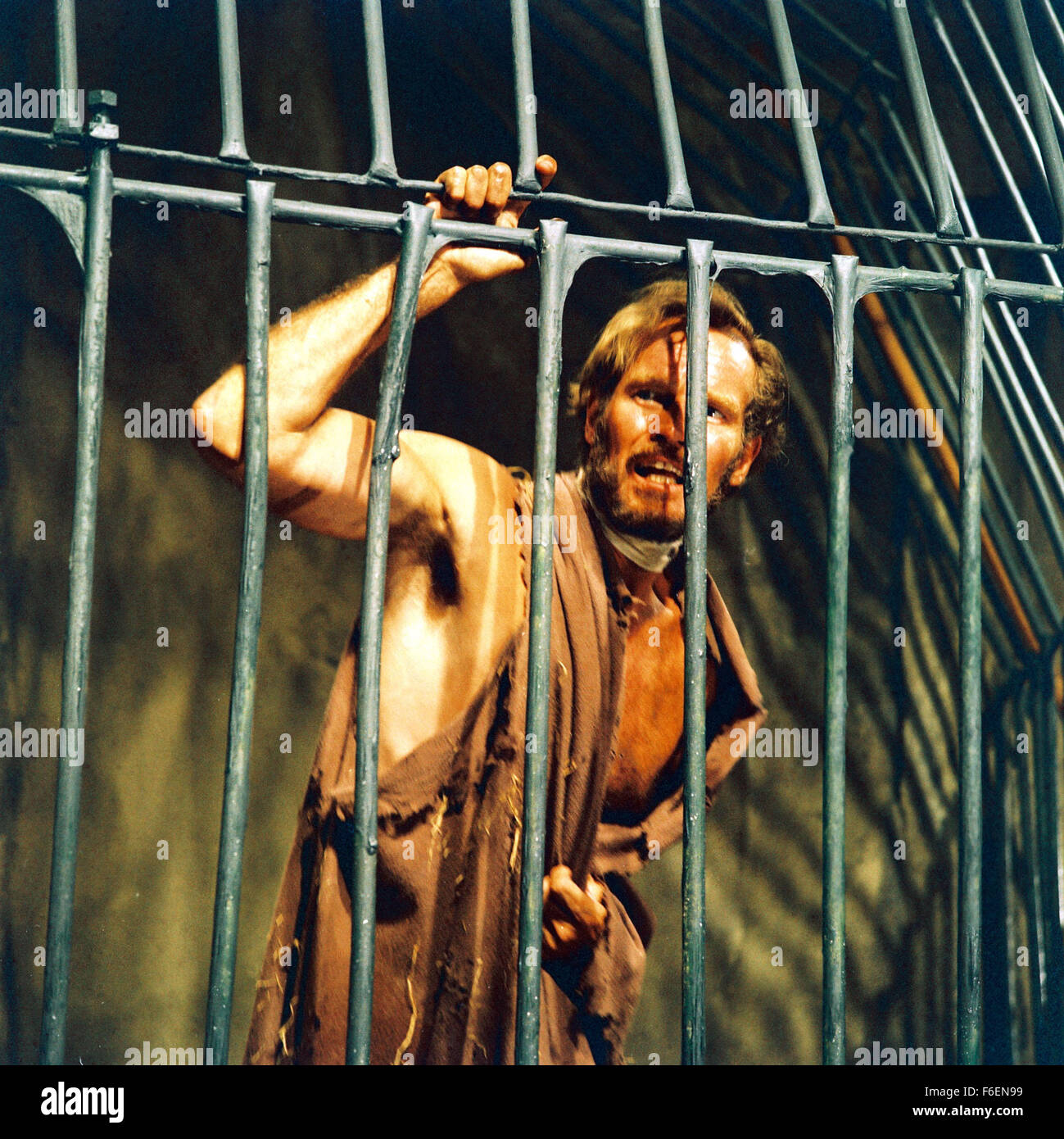 VERÖFFENTLICHT Datum: 8. Februar 1968. FILMTITEL: Planet der Affen. STUDIO: 20th Century Fox. PLOT: Taylor und zwei anderen Astronauten kommen aus dem tiefen Winterschlaf zu finden, dass ihr Schiff abgestürzt ist. Flucht mit wenig mehr als die Kleidung, die sie finden, dass sie auf einem Planeten gelandet wo sind Männer haben vor lingualen und unzivilisiert während Affen Rede und Technik gelernt. Taylor ist gefangen genommen und in die Stadt der Affen nach ihm die Kehle zu beschädigen, so dass er schweigt und nicht mit dem Affen kommunizieren. Bild: Schauspieler CHARLTON HESTON stars wie George Taylor. Stockfoto