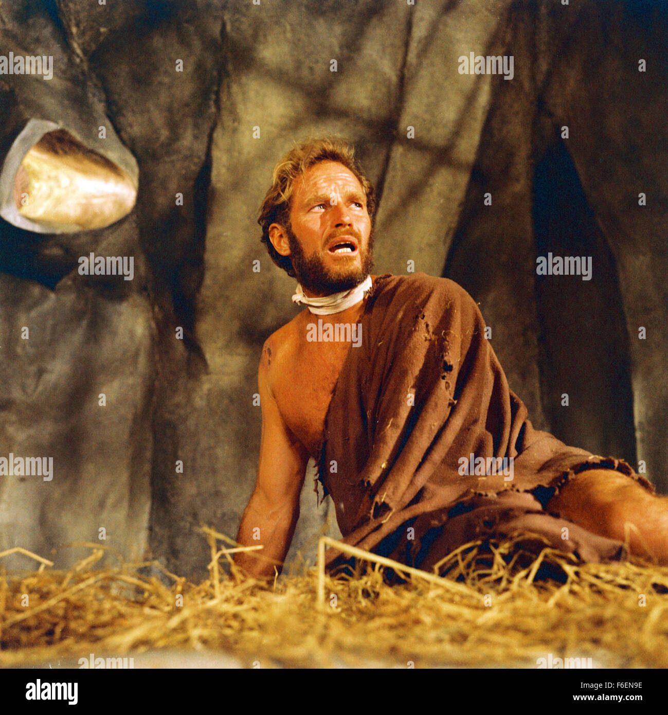 VERÖFFENTLICHT Datum: 8. Februar 1968. FILMTITEL: Planet der Affen. STUDIO: 20th Century Fox. PLOT: Taylor und zwei anderen Astronauten kommen aus dem tiefen Winterschlaf zu finden, dass ihr Schiff abgestürzt ist. Flucht mit wenig mehr als die Kleidung, die sie finden, dass sie auf einem Planeten gelandet wo sind Männer haben vor lingualen und unzivilisiert während Affen Rede und Technik gelernt. Taylor ist gefangen genommen und in die Stadt der Affen nach ihm die Kehle zu beschädigen, so dass er schweigt und nicht mit dem Affen kommunizieren. Bild: Schauspieler CHARLTON HESTON stars wie George Taylor. Stockfoto