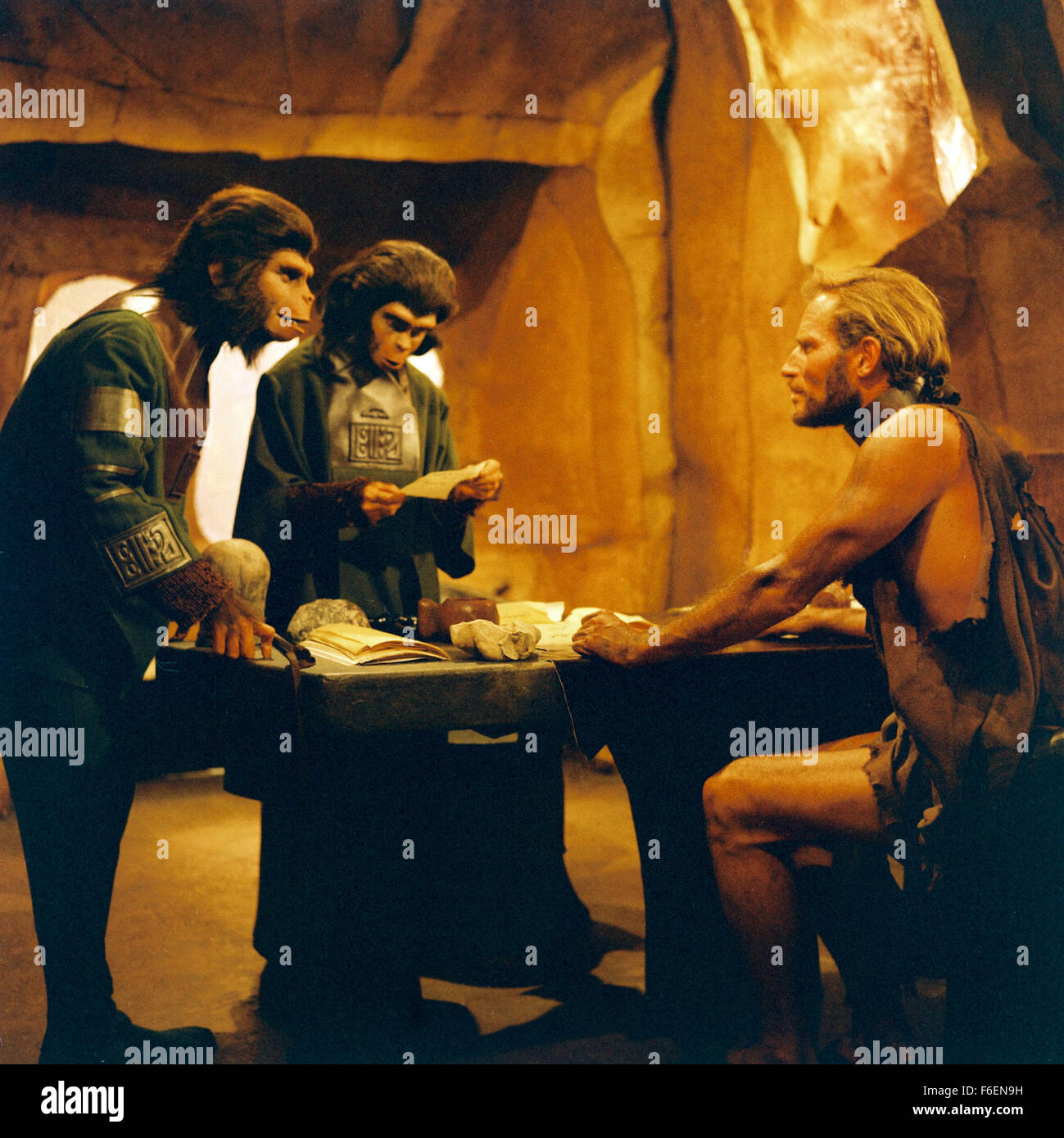 VERÖFFENTLICHT Datum: 8. Februar 1968. FILMTITEL: Planet der Affen. STUDIO: 20th Century Fox. PLOT: Taylor und zwei anderen Astronauten kommen aus dem tiefen Winterschlaf zu finden, dass ihr Schiff abgestürzt ist. Flucht mit wenig mehr als die Kleidung, die sie finden, dass sie auf einem Planeten gelandet wo sind Männer haben vor lingualen und unzivilisiert während Affen Rede und Technik gelernt. Taylor ist gefangen genommen und in die Stadt der Affen nach ihm die Kehle zu beschädigen, so dass er schweigt und nicht mit dem Affen kommunizieren. Bild: Schauspieler CHARLTON HESTON stars wie George Taylor. Stockfoto