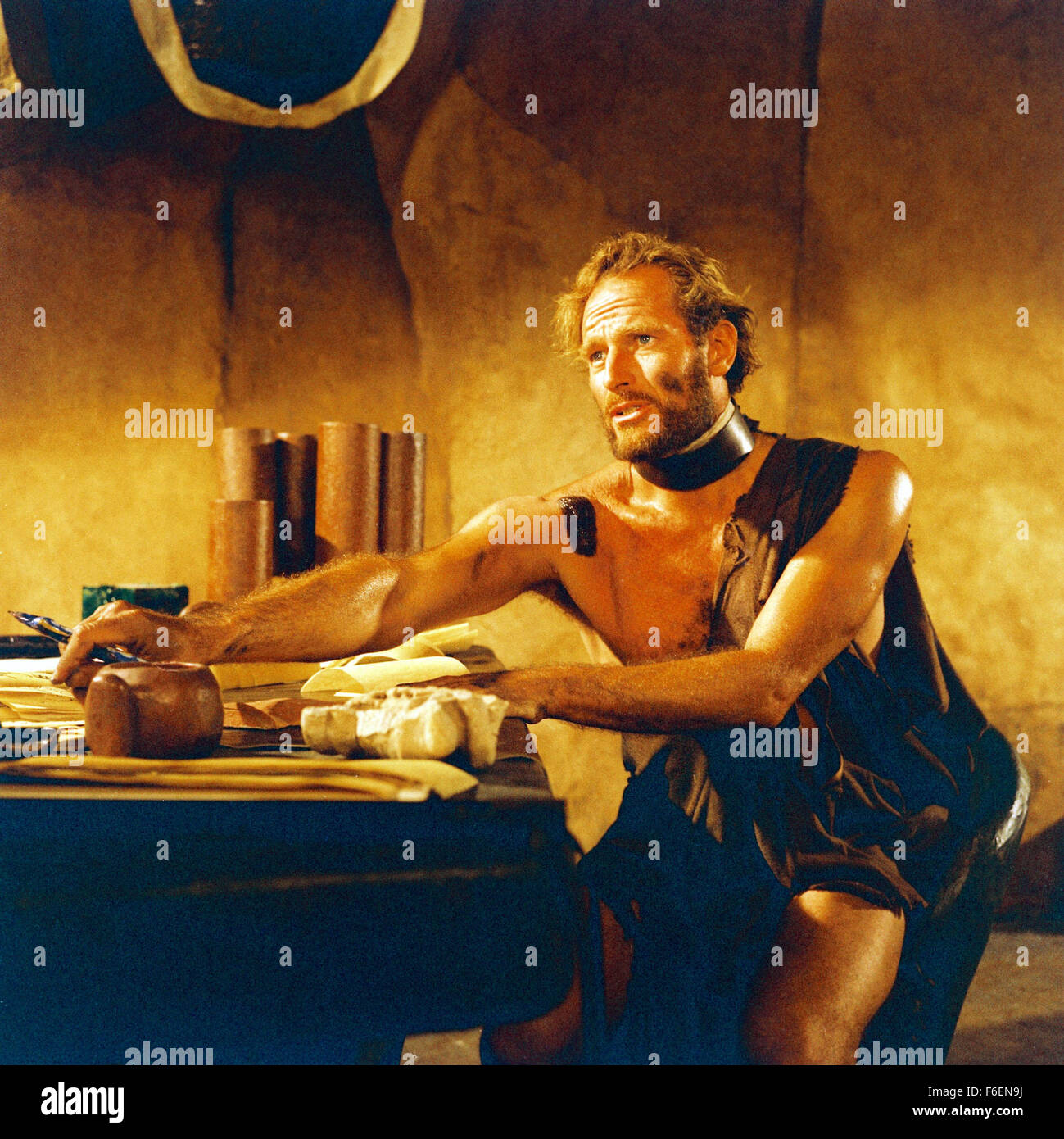 VERÖFFENTLICHT Datum: 8. Februar 1968. FILMTITEL: Planet der Affen. STUDIO: 20th Century Fox. PLOT: Taylor und zwei anderen Astronauten kommen aus dem tiefen Winterschlaf zu finden, dass ihr Schiff abgestürzt ist. Flucht mit wenig mehr als die Kleidung, die sie finden, dass sie auf einem Planeten gelandet wo sind Männer haben vor lingualen und unzivilisiert während Affen Rede und Technik gelernt. Taylor ist gefangen genommen und in die Stadt der Affen nach ihm die Kehle zu beschädigen, so dass er schweigt und nicht mit dem Affen kommunizieren. Bild: Schauspieler CHARLTON HESTON stars wie George Taylor. Stockfoto