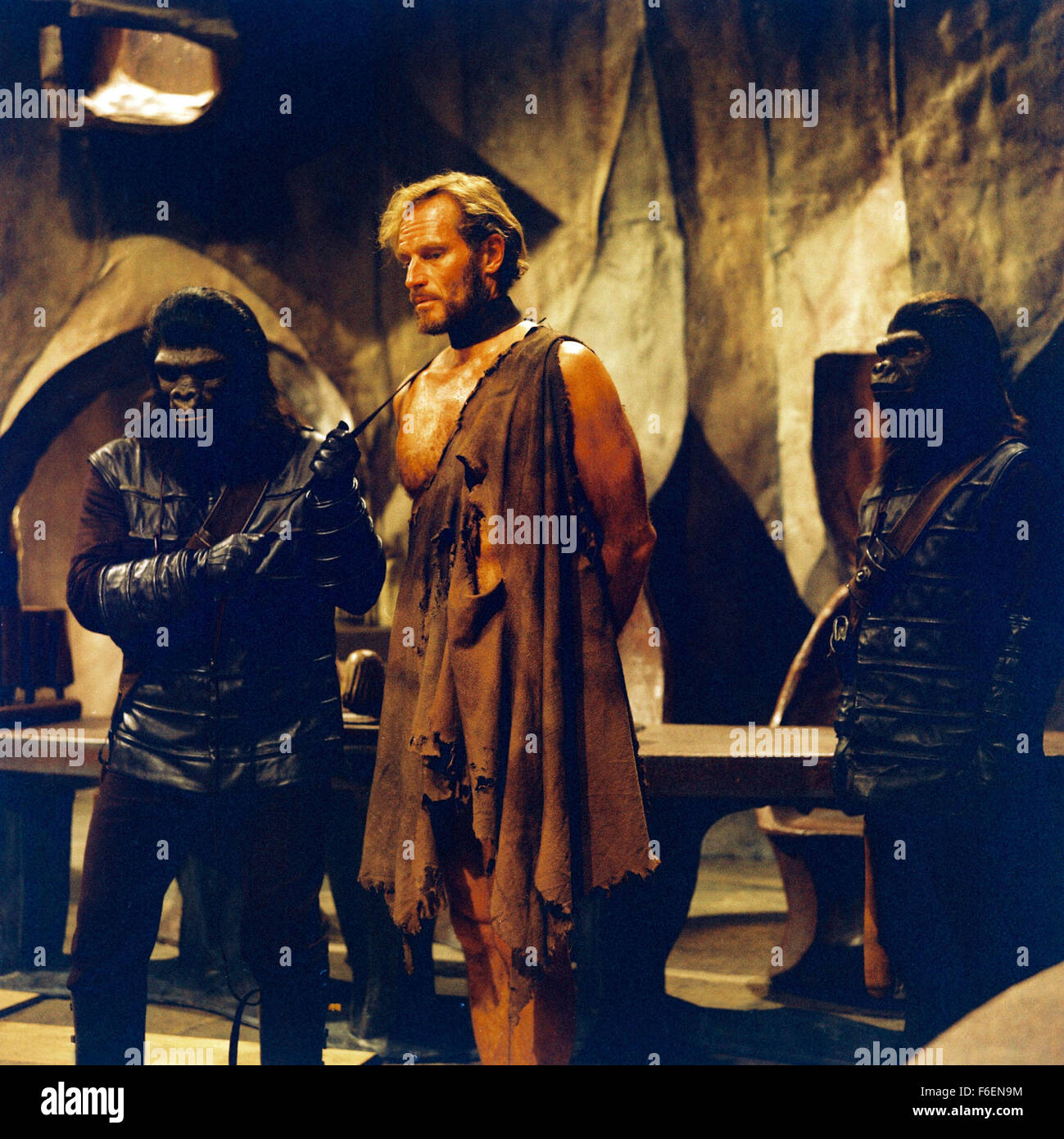 VERÖFFENTLICHT Datum: 8. Februar 1968. FILMTITEL: Planet der Affen. STUDIO: 20th Century Fox. PLOT: Taylor und zwei anderen Astronauten kommen aus dem tiefen Winterschlaf zu finden, dass ihr Schiff abgestürzt ist. Flucht mit wenig mehr als die Kleidung, die sie finden, dass sie auf einem Planeten gelandet wo sind Männer haben vor lingualen und unzivilisiert während Affen Rede und Technik gelernt. Taylor ist gefangen genommen und in die Stadt der Affen nach ihm die Kehle zu beschädigen, so dass er schweigt und nicht mit dem Affen kommunizieren. Bild: Schauspieler CHARLTON HESTON stars wie George Taylor. Stockfoto