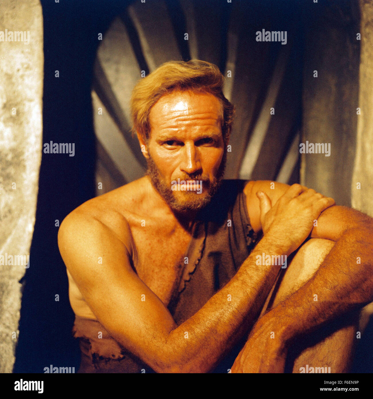 VERÖFFENTLICHT Datum: 8. Februar 1968. FILMTITEL: Planet der Affen. STUDIO: 20th Century Fox. PLOT: Taylor und zwei anderen Astronauten kommen aus dem tiefen Winterschlaf zu finden, dass ihr Schiff abgestürzt ist. Flucht mit wenig mehr als die Kleidung, die sie finden, dass sie auf einem Planeten gelandet wo sind Männer haben vor lingualen und unzivilisiert während Affen Rede und Technik gelernt. Taylor ist gefangen genommen und in die Stadt der Affen nach ihm die Kehle zu beschädigen, so dass er schweigt und nicht mit dem Affen kommunizieren. Bild: Schauspieler CHARLTON HESTON stars wie George Taylor. Stockfoto