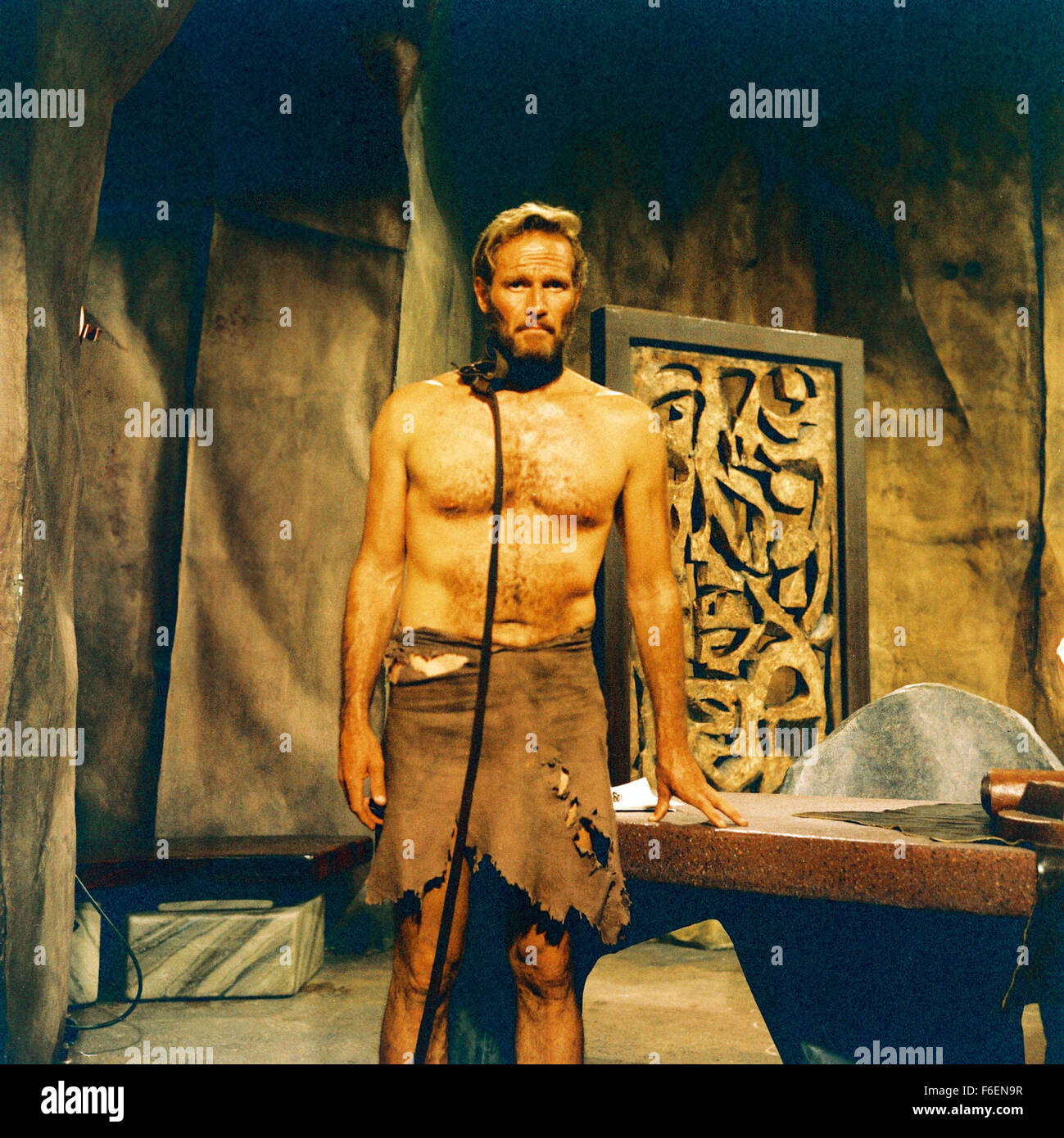 VERÖFFENTLICHT Datum: 8. Februar 1968. FILMTITEL: Planet der Affen. STUDIO: 20th Century Fox. PLOT: Taylor und zwei anderen Astronauten kommen aus dem tiefen Winterschlaf zu finden, dass ihr Schiff abgestürzt ist. Flucht mit wenig mehr als die Kleidung, die sie finden, dass sie auf einem Planeten gelandet wo sind Männer haben vor lingualen und unzivilisiert während Affen Rede und Technik gelernt. Taylor ist gefangen genommen und in die Stadt der Affen nach ihm die Kehle zu beschädigen, so dass er schweigt und nicht mit dem Affen kommunizieren. Bild: Schauspieler CHARLTON HESTON stars wie George Taylor. Stockfoto