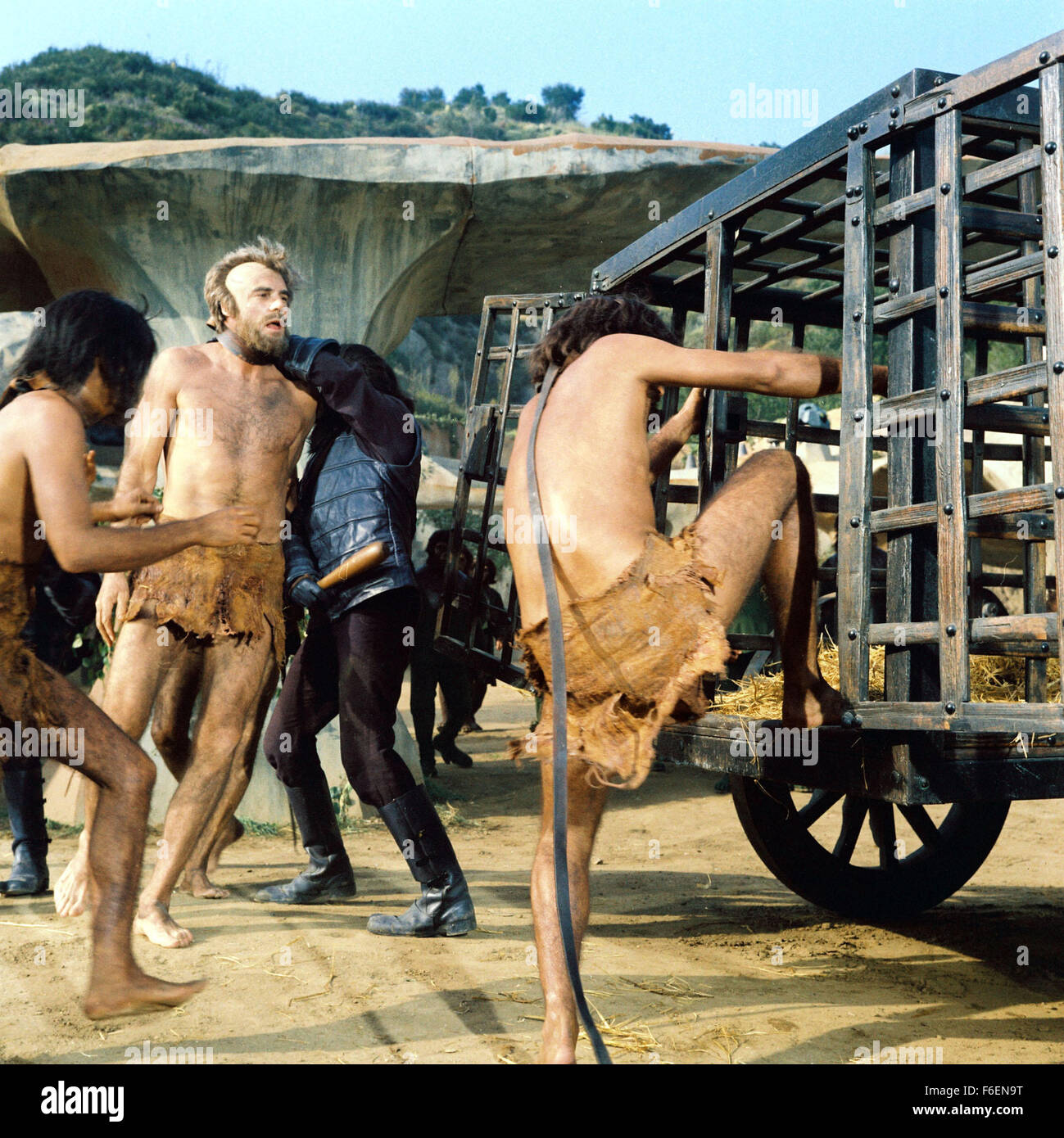 VERÖFFENTLICHT Datum: 8. Februar 1968. FILMTITEL: Planet der Affen. STUDIO: 20th Century Fox. PLOT: Taylor und zwei anderen Astronauten kommen aus dem tiefen Winterschlaf zu finden, dass ihr Schiff abgestürzt ist. Flucht mit wenig mehr als die Kleidung, die sie finden, dass sie auf einem Planeten gelandet wo sind Männer haben vor lingualen und unzivilisiert während Affen Rede und Technik gelernt. Taylor ist gefangen genommen und in die Stadt der Affen nach ihm die Kehle zu beschädigen, so dass er schweigt und nicht mit dem Affen kommunizieren. Bild: Schauspieler CHARLTON HESTON stars wie George Taylor. Stockfoto