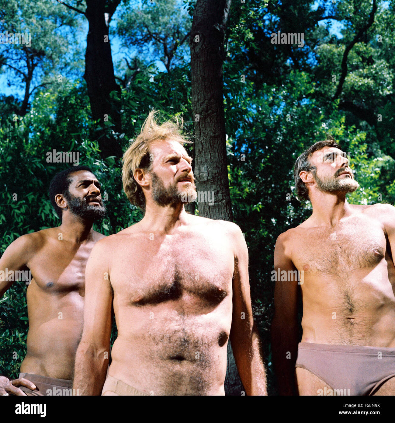 VERÖFFENTLICHT Datum: 8. Februar 1968. FILMTITEL: Planet der Affen. STUDIO: 20th Century Fox. PLOT: Taylor und zwei anderen Astronauten kommen aus dem tiefen Winterschlaf zu finden, dass ihr Schiff abgestürzt ist. Flucht mit wenig mehr als die Kleidung, die sie finden, dass sie auf einem Planeten gelandet wo sind Männer haben vor lingualen und unzivilisiert während Affen Rede und Technik gelernt. Taylor ist gefangen genommen und in die Stadt der Affen nach ihm die Kehle zu beschädigen, so dass er schweigt und nicht mit dem Affen kommunizieren. Bild: Schauspieler CHARLTON HESTON stars wie George Taylor. Stockfoto