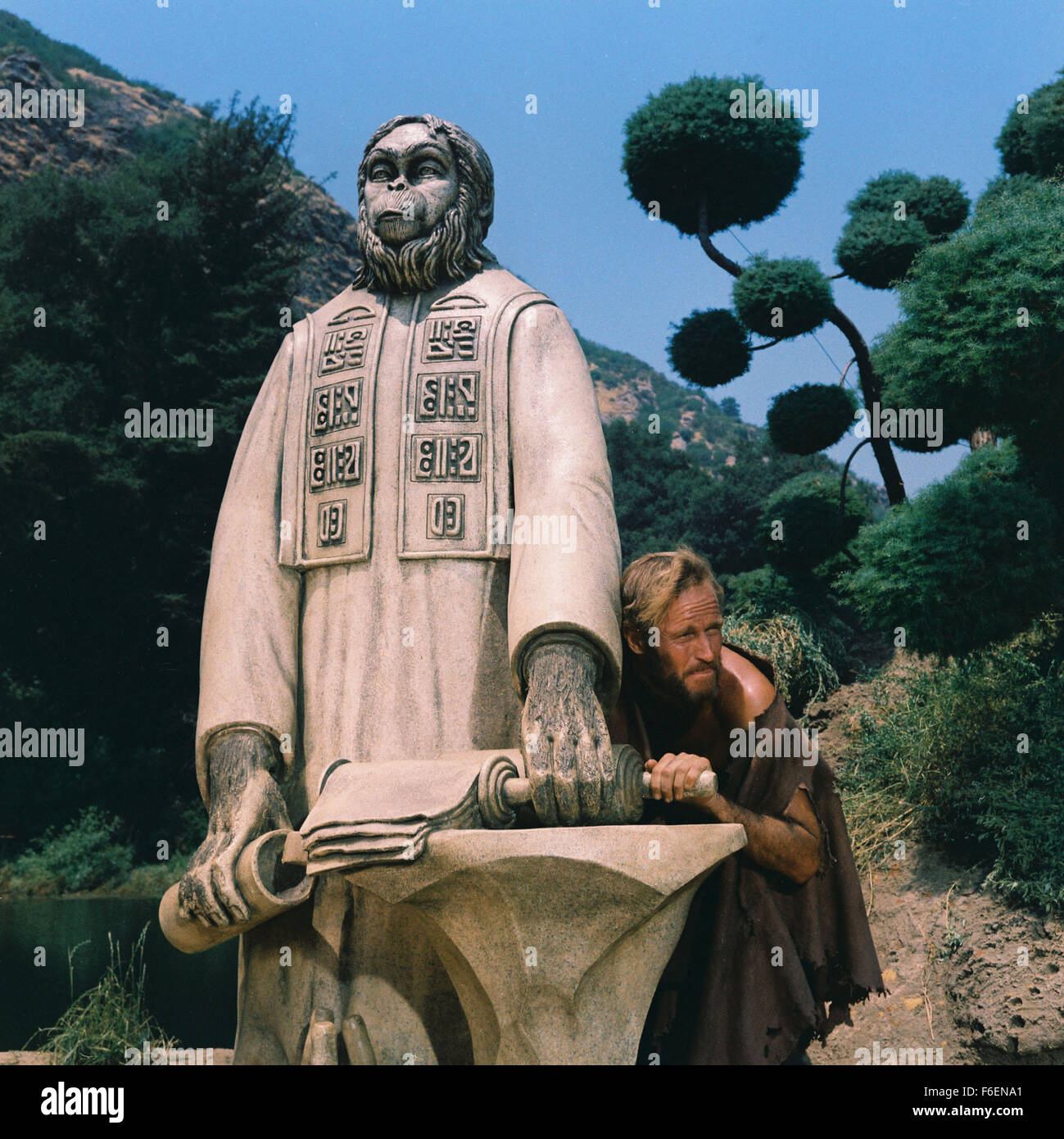 VERÖFFENTLICHT Datum: 8. Februar 1968. FILMTITEL: Planet der Affen. STUDIO: 20th Century Fox. PLOT: Taylor und zwei anderen Astronauten kommen aus dem tiefen Winterschlaf zu finden, dass ihr Schiff abgestürzt ist. Flucht mit wenig mehr als die Kleidung, die sie finden, dass sie auf einem Planeten gelandet wo sind Männer haben vor lingualen und unzivilisiert während Affen Rede und Technik gelernt. Taylor ist gefangen genommen und in die Stadt der Affen nach ihm die Kehle zu beschädigen, so dass er schweigt und nicht mit dem Affen kommunizieren. Bild: Schauspieler CHARLTON HESTON stars wie George Taylor. Stockfoto