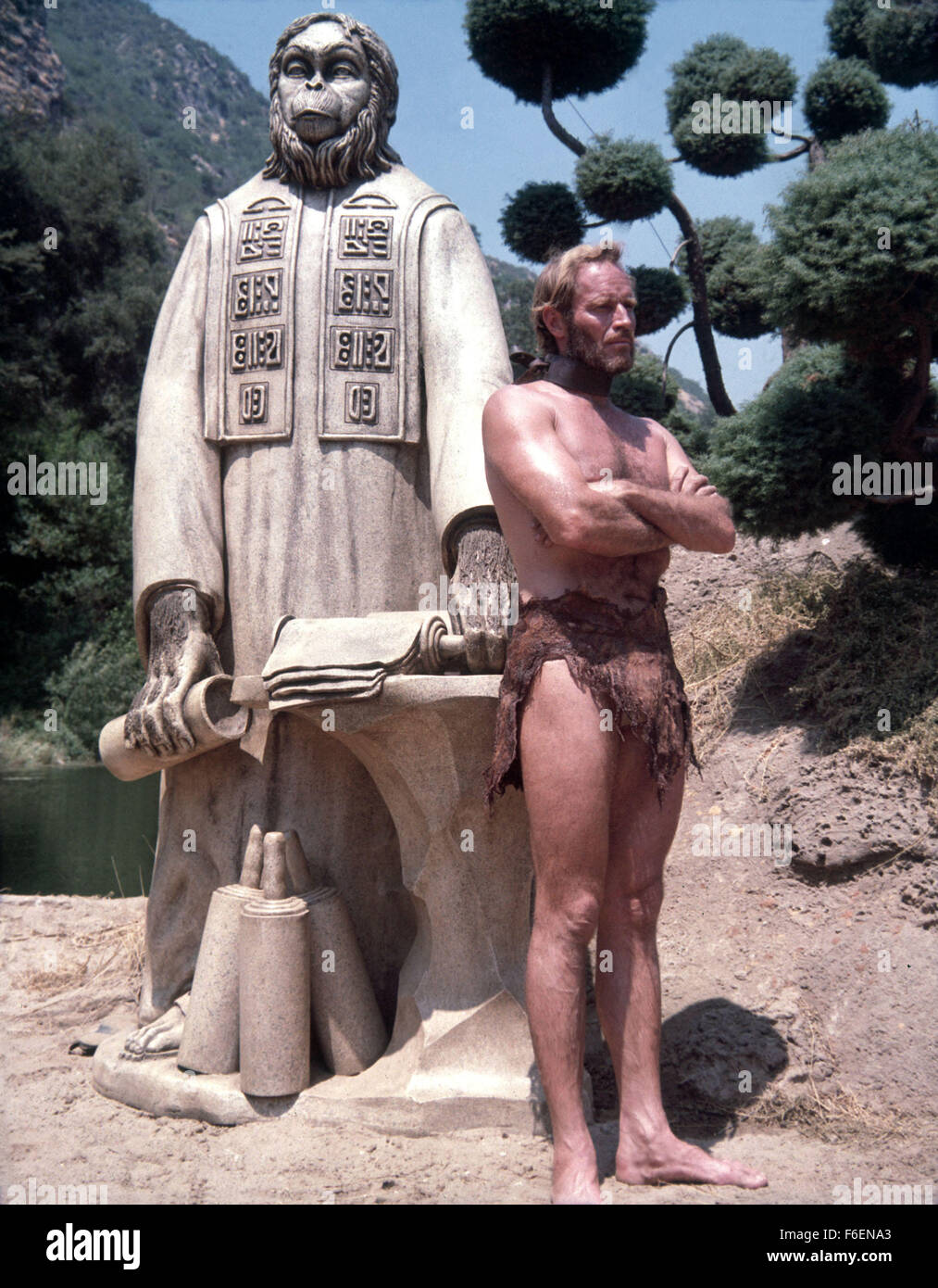 VERÖFFENTLICHT Datum: 8. Februar 1968. FILMTITEL: Planet der Affen. STUDIO: 20th Century Fox. PLOT: Taylor und zwei anderen Astronauten kommen aus dem tiefen Winterschlaf zu finden, dass ihr Schiff abgestürzt ist. Flucht mit wenig mehr als die Kleidung, die sie finden, dass sie auf einem Planeten gelandet wo sind Männer haben vor lingualen und unzivilisiert während Affen Rede und Technik gelernt. Taylor ist gefangen genommen und in die Stadt der Affen nach ihm die Kehle zu beschädigen, so dass er schweigt und nicht mit dem Affen kommunizieren. Bild: Schauspieler CHARLTON HESTON stars wie George Taylor. Stockfoto