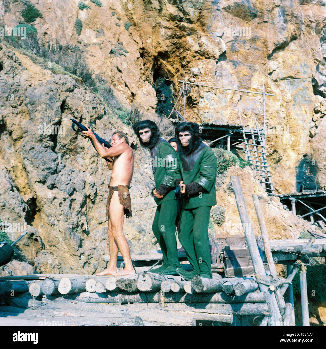 VERÖFFENTLICHT Datum: 8. Februar 1968. FILMTITEL: Planet der Affen. STUDIO: 20th Century Fox. PLOT: Taylor und zwei anderen Astronauten kommen aus dem tiefen Winterschlaf zu finden, dass ihr Schiff abgestürzt ist. Flucht mit wenig mehr als die Kleidung, die sie finden, dass sie auf einem Planeten gelandet wo sind Männer haben vor lingualen und unzivilisiert während Affen Rede und Technik gelernt. Taylor ist gefangen genommen und in die Stadt der Affen nach ihm die Kehle zu beschädigen, so dass er schweigt und nicht mit dem Affen kommunizieren. Bild: Schauspieler CHARLTON HESTON stars wie George Taylor. Stockfoto