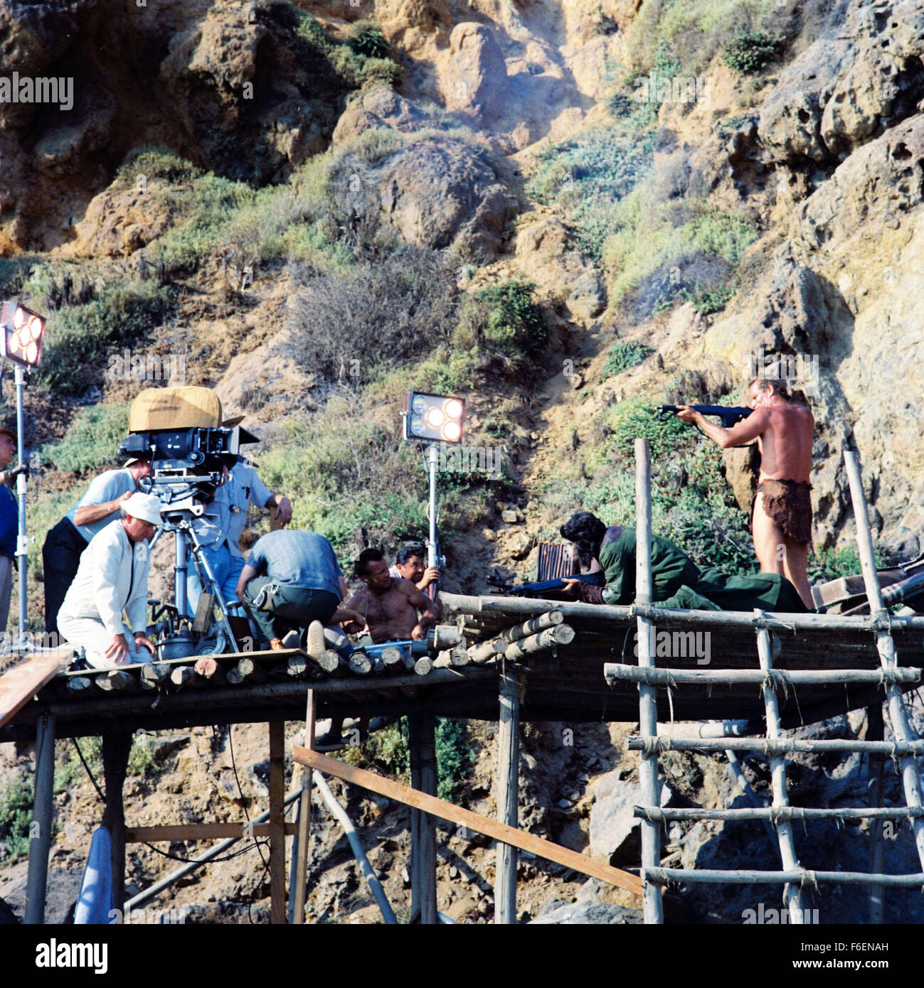 VERÖFFENTLICHT Datum: 8. Februar 1968. FILMTITEL: Planet der Affen. STUDIO: 20th Century Fox. PLOT: Taylor und zwei anderen Astronauten kommen aus dem tiefen Winterschlaf zu finden, dass ihr Schiff abgestürzt ist. Flucht mit wenig mehr als die Kleidung, die sie finden, dass sie auf einem Planeten gelandet wo sind Männer haben vor lingualen und unzivilisiert während Affen Rede und Technik gelernt. Taylor ist gefangen genommen und in die Stadt der Affen nach ihm die Kehle zu beschädigen, so dass er schweigt und nicht mit dem Affen kommunizieren. Bild: Schauspieler CHARLTON HESTON stars wie George Taylor. Stockfoto