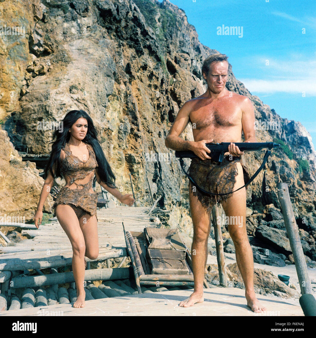 VERÖFFENTLICHT Datum: 8. Februar 1968. FILMTITEL: Planet der Affen. STUDIO: 20th Century Fox. PLOT: Taylor und zwei anderen Astronauten kommen aus dem tiefen Winterschlaf zu finden, dass ihr Schiff abgestürzt ist. Flucht mit wenig mehr als die Kleidung, die sie finden, dass sie auf einem Planeten gelandet wo sind Männer haben vor lingualen und unzivilisiert während Affen Rede und Technik gelernt. Taylor ist gefangen genommen und in die Stadt der Affen nach ihm die Kehle zu beschädigen, so dass er schweigt und nicht mit dem Affen kommunizieren. Bild: Schauspieler CHARLTON HESTON stars wie George Taylor mit LINDA HAMILTON als Nova. Stockfoto