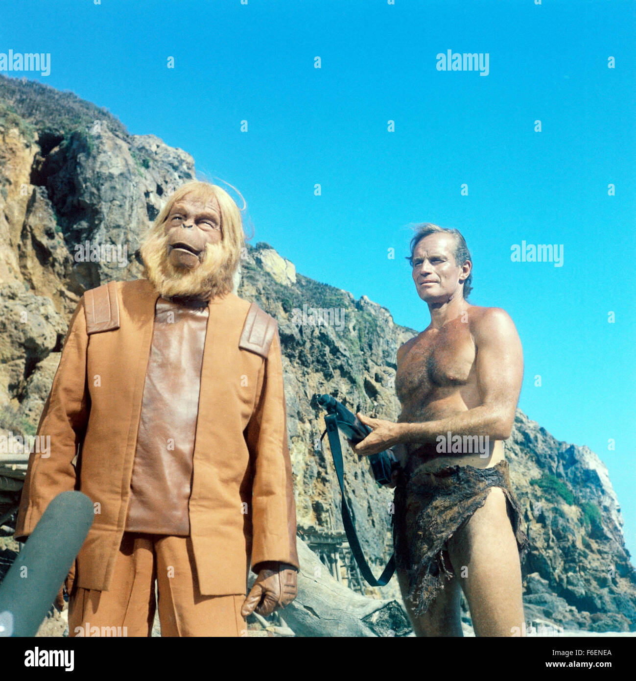 VERÖFFENTLICHT Datum: 8. Februar 1968. FILMTITEL: Planet der Affen. STUDIO: 20th Century Fox. PLOT: Taylor und zwei anderen Astronauten kommen aus dem tiefen Winterschlaf zu finden, dass ihr Schiff abgestürzt ist. Flucht mit wenig mehr als die Kleidung, die sie finden, dass sie auf einem Planeten gelandet wo sind Männer haben vor lingualen und unzivilisiert während Affen Rede und Technik gelernt. Taylor ist gefangen genommen und in die Stadt der Affen nach ihm die Kehle zu beschädigen, so dass er schweigt und nicht mit dem Affen kommunizieren. Bild: Schauspieler MAURICE EVANS stars wie Dr.Zaius und CHARLTON HESTON als George Taylor. Stockfoto