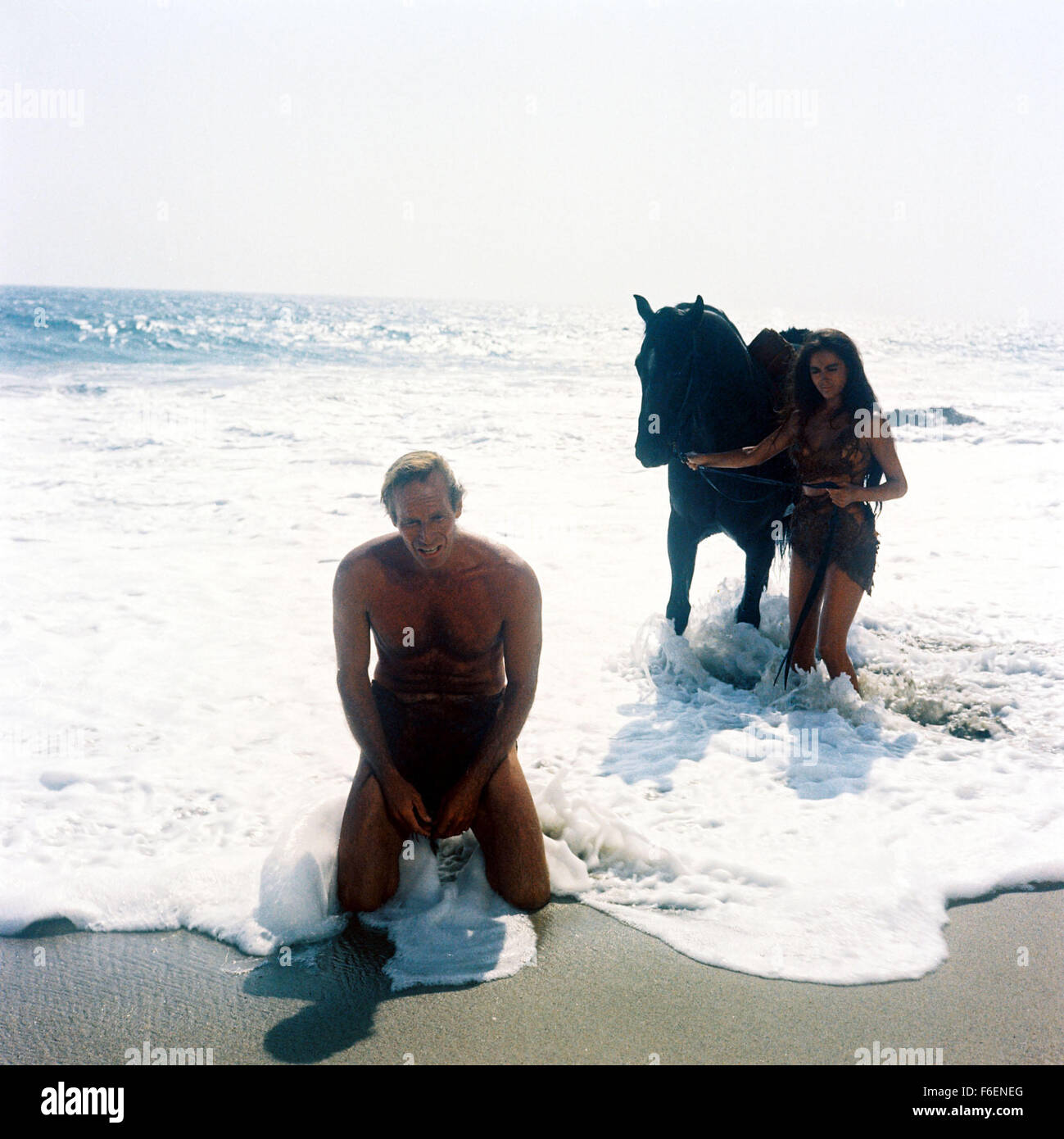 VERÖFFENTLICHT Datum: 8. Februar 1968. FILMTITEL: Planet der Affen. STUDIO: 20th Century Fox. PLOT: Taylor und zwei anderen Astronauten kommen aus dem tiefen Winterschlaf zu finden, dass ihr Schiff abgestürzt ist. Flucht mit wenig mehr als die Kleidung, die sie finden, dass sie auf einem Planeten gelandet wo sind Männer haben vor lingualen und unzivilisiert während Affen Rede und Technik gelernt. Taylor ist gefangen genommen und in die Stadt der Affen nach ihm die Kehle zu beschädigen, so dass er schweigt und nicht mit dem Affen kommunizieren. Im Bild: Schauspieler CHARLTON HESTON als George Taylor mit LINDA HAMILTON als Nova. Stockfoto