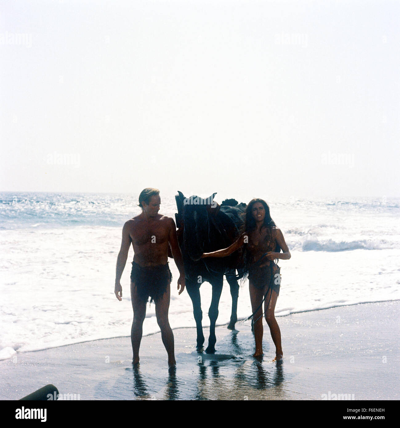 VERÖFFENTLICHT Datum: 8. Februar 1968. FILMTITEL: Planet der Affen. STUDIO: 20th Century Fox. PLOT: Taylor und zwei anderen Astronauten kommen aus dem tiefen Winterschlaf zu finden, dass ihr Schiff abgestürzt ist. Flucht mit wenig mehr als die Kleidung, die sie finden, dass sie auf einem Planeten gelandet wo sind Männer haben vor lingualen und unzivilisiert während Affen Rede und Technik gelernt. Taylor ist gefangen genommen und in die Stadt der Affen nach ihm die Kehle zu beschädigen, so dass er schweigt und nicht mit dem Affen kommunizieren. Im Bild: Schauspieler CHARLTON HESTON als George Taylor mit LINDA HAMILTON als Nova. Stockfoto