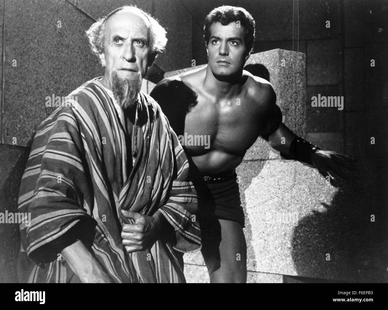 Erscheinungsdatum: 29. Oktober 1965. FILMTITEL: Gladiatore Che Sfido l'impero Il aka Herausforderung von Gladiator (US). STUDIO: Columbia Pictures. PLOT: Verräterischer römischer Senator Lucius Quintilius plant eine geheime Reise in Thrakien zu einen legendären Schatz zu erholen. Begleitet wird er von seiner Tochter Livia posiert als christlichen Sklavenmädchen, seine grausamen Handlanger Commodio und Terenzius, ein Ex-Gladiator und Nero-Look-alike, die Narren der lokalen Thraker zu glauben, er ist der wahre Kaiser. Aber Lucius Pläne werden durchkreuzt von Spartacus und seine Gruppe von Rebellen, die sich erfolgreich bei der Erfassung des Schatzes für Thrakien. W Stockfoto