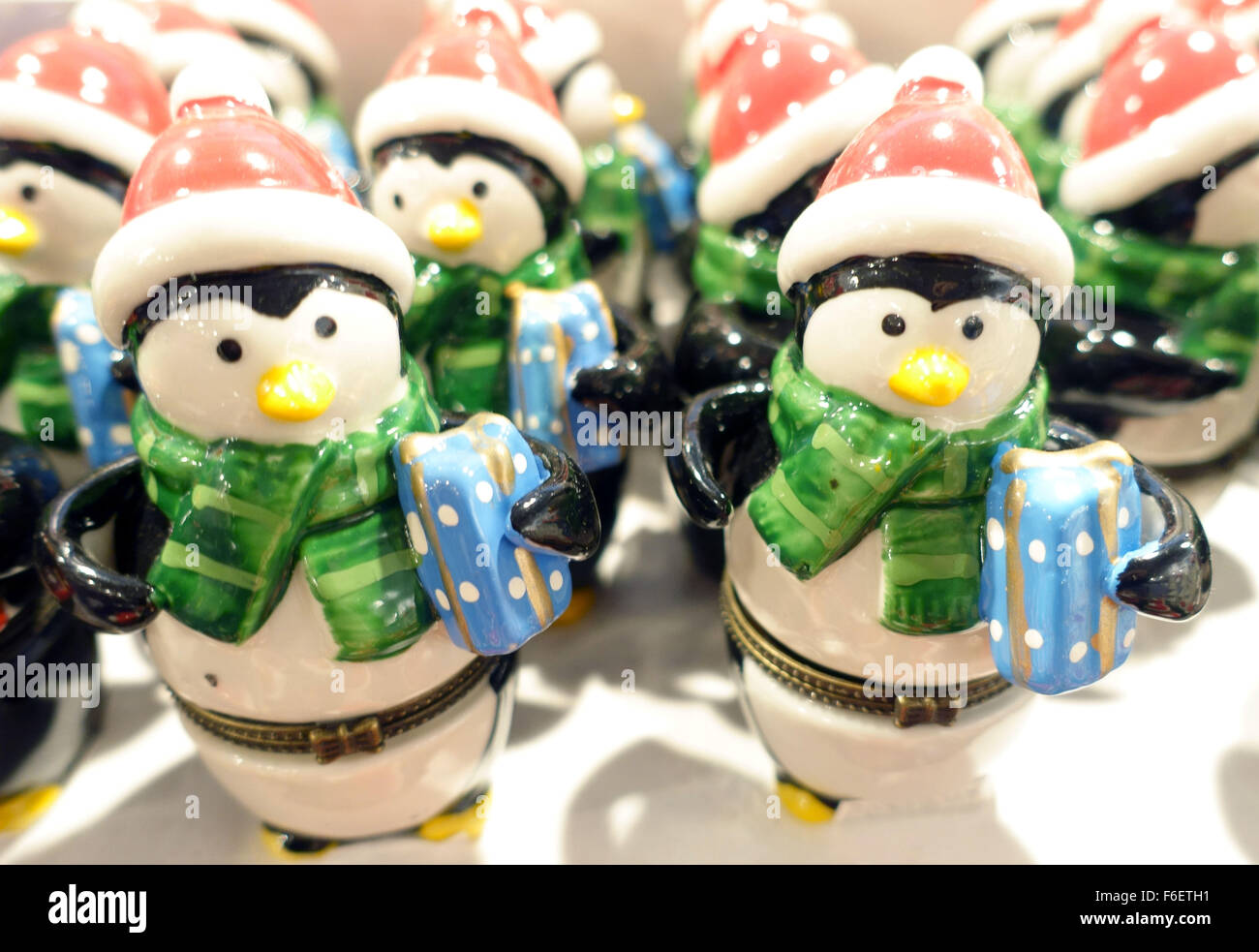 Keramikmodell Schneemänner Weihnachtsschmuck in London Shop erhältlich Stockfoto