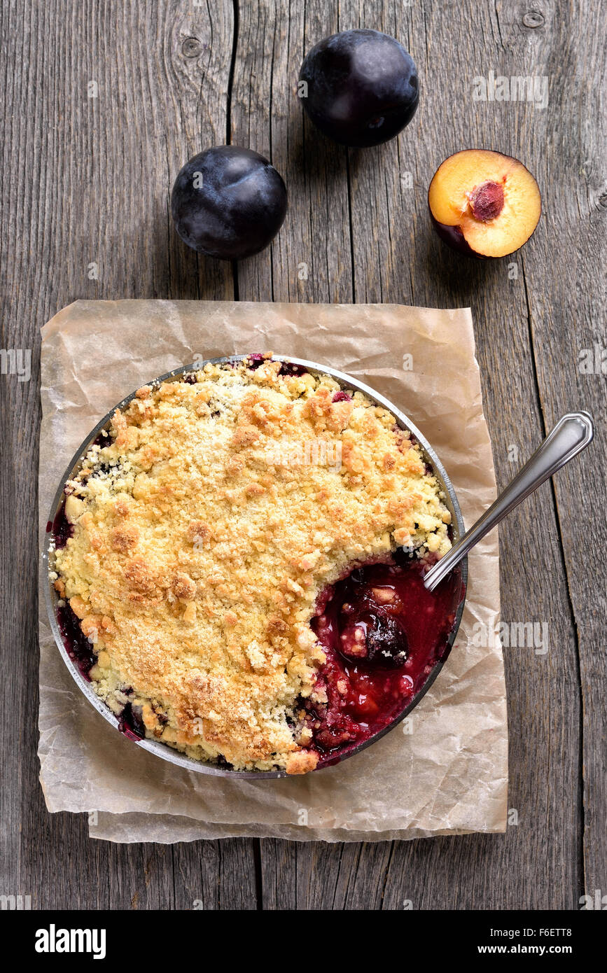 Pflaumen crumble Pie, Ansicht von oben Stockfoto