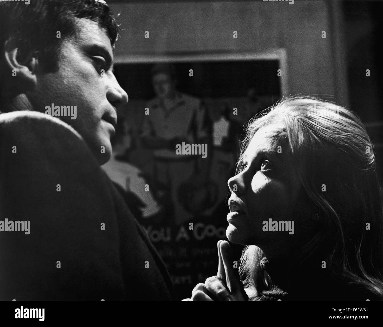 16. Dezember 1970; Hollywood, Kalifornien, USA; Filmtitel: Nehmen Sie eine Mädchen wie du. 1970. Regie: Jonathan Miller. STUDIO: Columbia. PLOT: Auf der Suche nach einen neuen Lehrauftrag, Jenny Köpfe im Süden von England. Bald findet sie viele Kerle nehmen eine Zuneigung zu ihr. Wen werden sie wählen? AUF DEM BILD: OLIVER REED, HALEY MILLS. Stockfoto