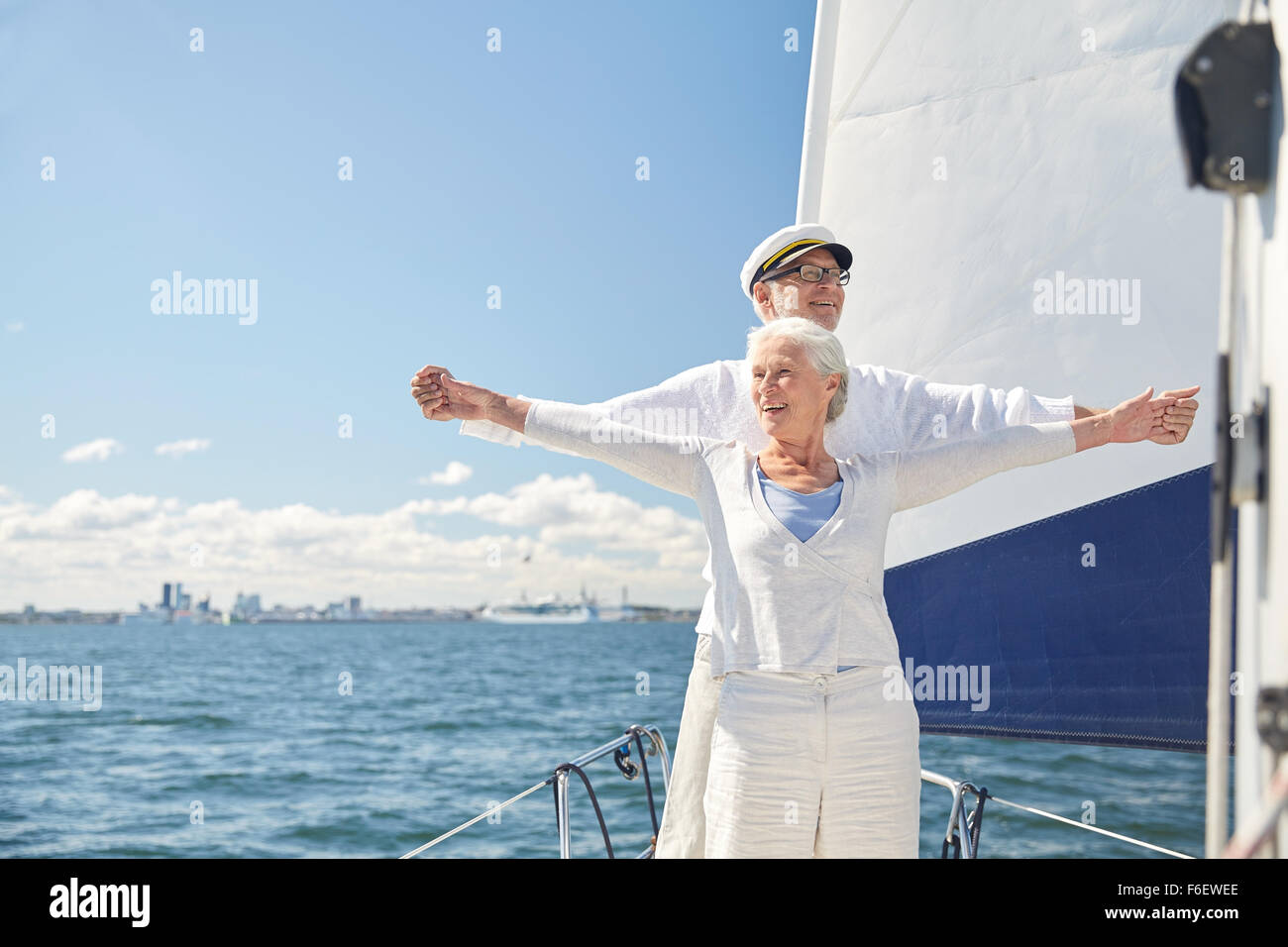 Älteres Paar genießen Freiheit auf Segel Boot im Meer Stockfoto
