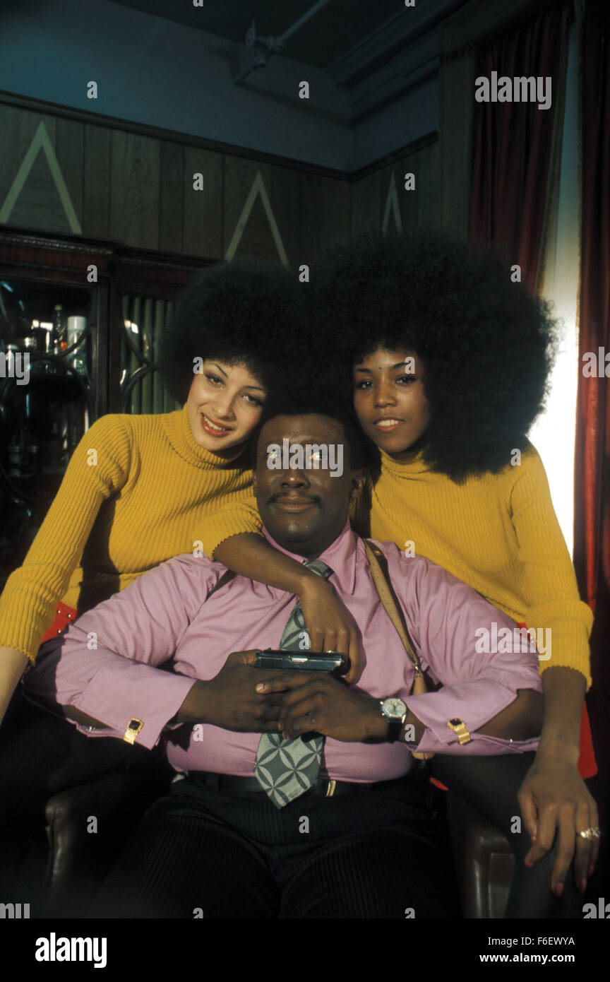 Erscheinungsdatum: 29. Juni 1972. STUDIO: Warner Bros Pictures. PLOT: Fortsetzung Baumwolle kommt nach Harlem. Ein weiterer schlechter Einfluss trifft Harlem und Totengräber und Sarg Ed sind die zwei Polizisten, die es zu stoppen. Charleston blau war ein Verbot Ära schwarze Gangster, tot 4 Jahrzehnten. Wenn er wieder auftauchte, haben, scheint wieder Aufschlitzen Kehlen mit seinen blauen straight-Edge-Rasierer, beginnen die beiden Cops eine komplizierte Suche nach Antworten. Stockfoto