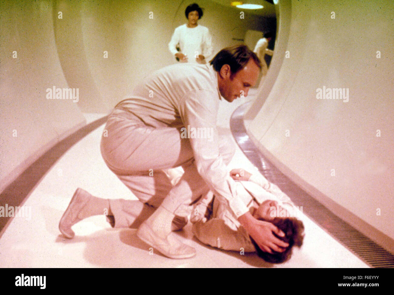 Datum der Freigabe: 12. März 1971. Filmtitel: The Andromeda Strain. STUDIO: Universal Pictures. PLOT: Ein US-Army-Satellit (Scoop VII) fällt auf die Erde in der Nähe von Piedmont, New Mexico. Das Recovery Team Erfahrungen Schwierigkeiten, da wird deutlich, dass der Satellit hat seine vorgesehene Funktion nur allzu gut und wieder etwas aus dem Weltraum mitgebracht hat. Ein Team von Wissenschaftlern wird zusammengebaut in einem High-Tech-, unterirdische Anlage zu erkennen und Theenemy zu besiegen, bevor es zu spät ist. Im Bild: JAMES OLSON als Dr. Mark Hall. Stockfoto