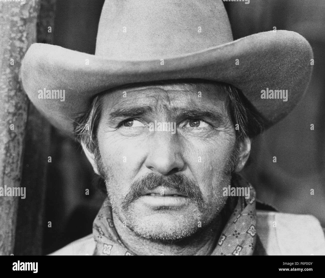 9. Juni 1971; Hollywood, Kalifornien, USA; Schauspieler DENNIS WEAVER als Erwin Ward im Vic Morrow gerichteten westlichen, "Ein Mann namens Schlitten." Stockfoto