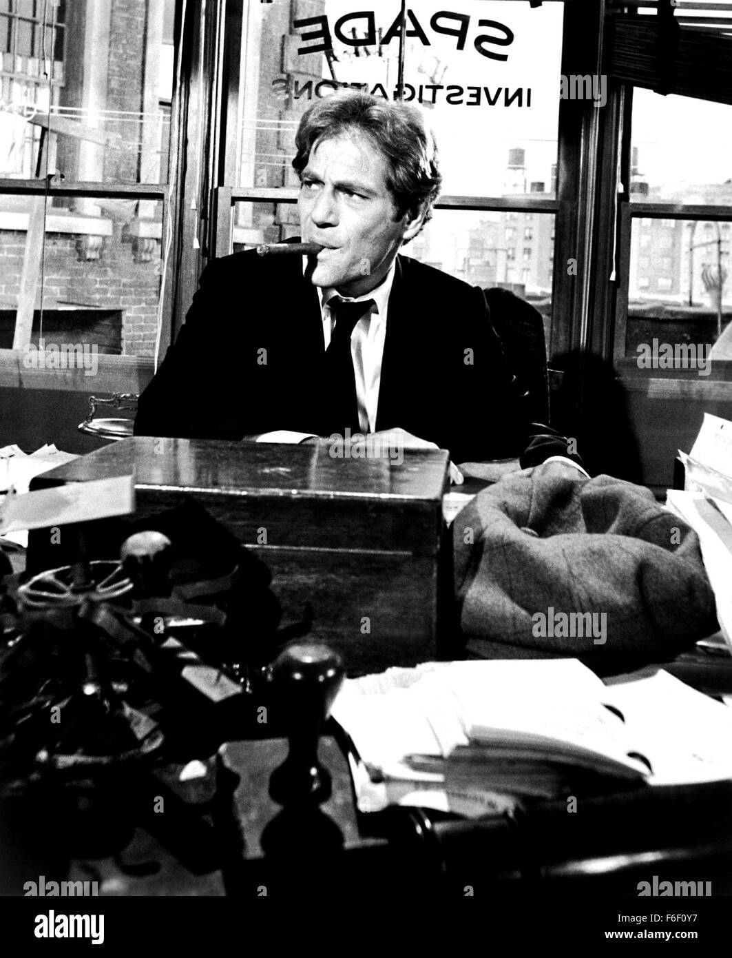 2. Mai 1975; Hollywood, Kalifornien, USA; GEORGE SEGAL stars wie Sam Spade Jr. in der Komödie "The Black Bird" unter der Regie von David Giler. Stockfoto