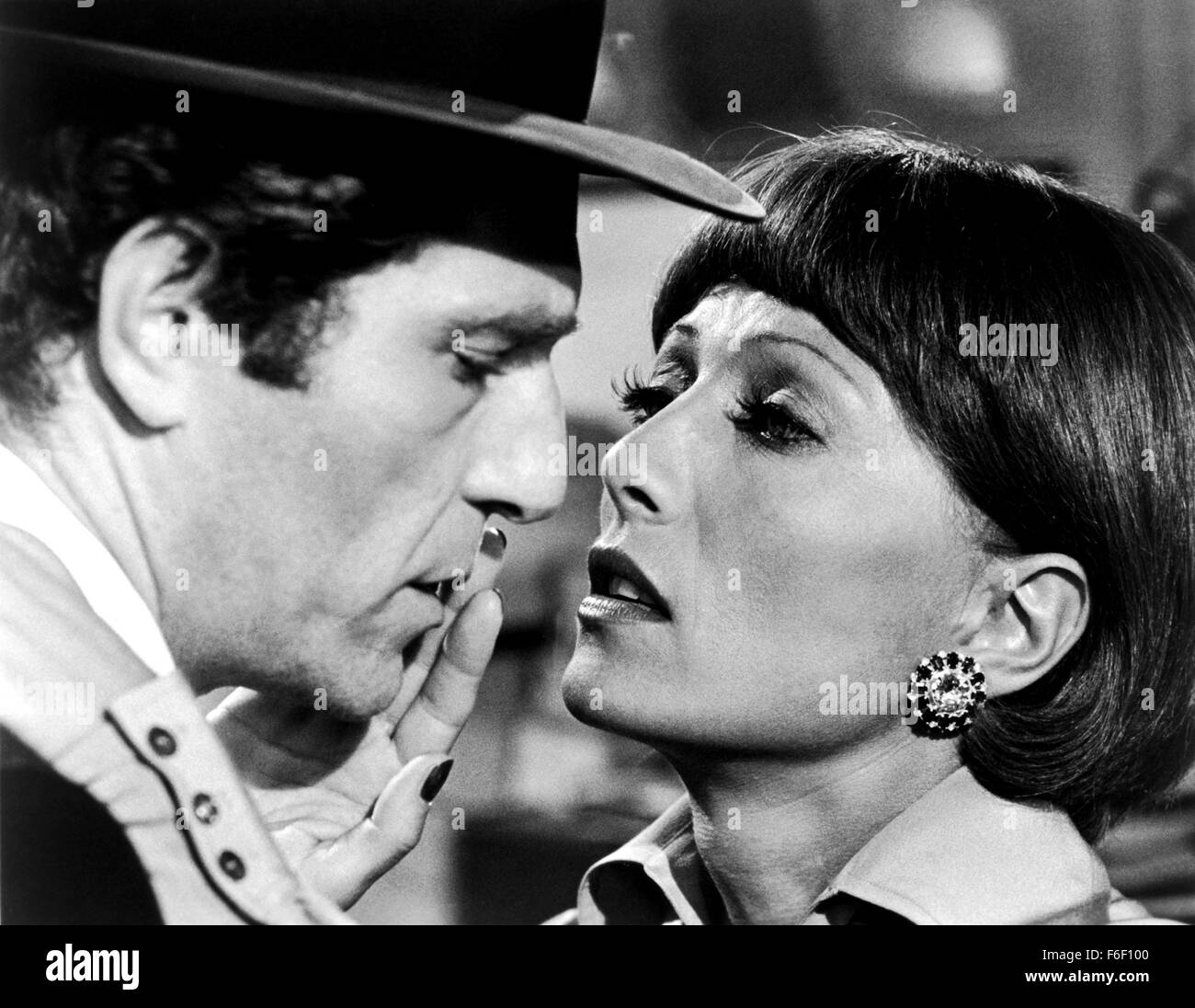 6. Mai 1975; Hollywood, Kalifornien, USA; GEORGE SEGAL und STEPHANE AUDRAN Stern als Sam Spade Jr. und Anna Kemidov in der Komödie "The Black Bird" unter der Regie von David Giler. Stockfoto