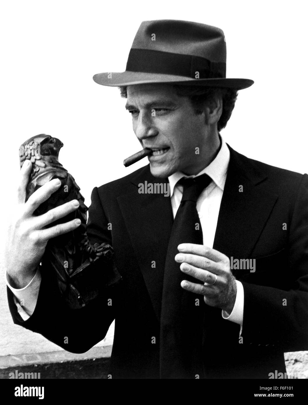 7. Mai 1975; Hollywood, Kalifornien, USA; GEORGE SEGAL stars wie Sam Spade Jr. in der Komödie "The Black Bird" unter der Regie von David Giler. Stockfoto