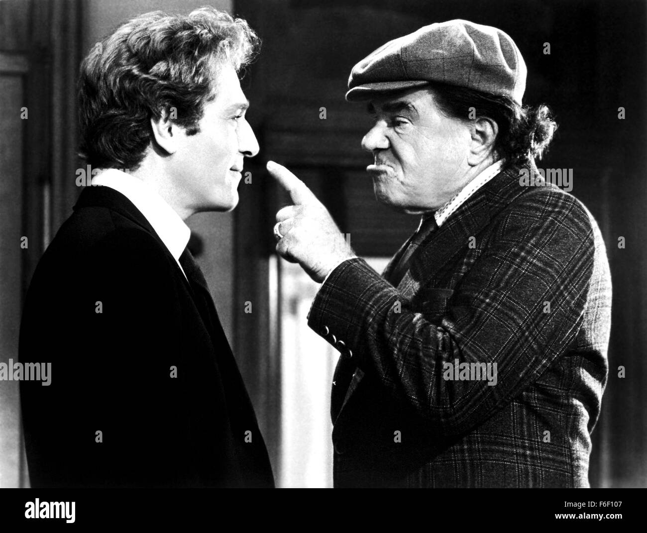 13. Mai 1975; Hollywood, Kalifornien, USA; GEORGE SEGAL und LIONEL STANDER Stern als Sam Spade Jr. und Gordon Immermann in der Komödie "The Black Bird" unter der Regie von David Giler. Stockfoto