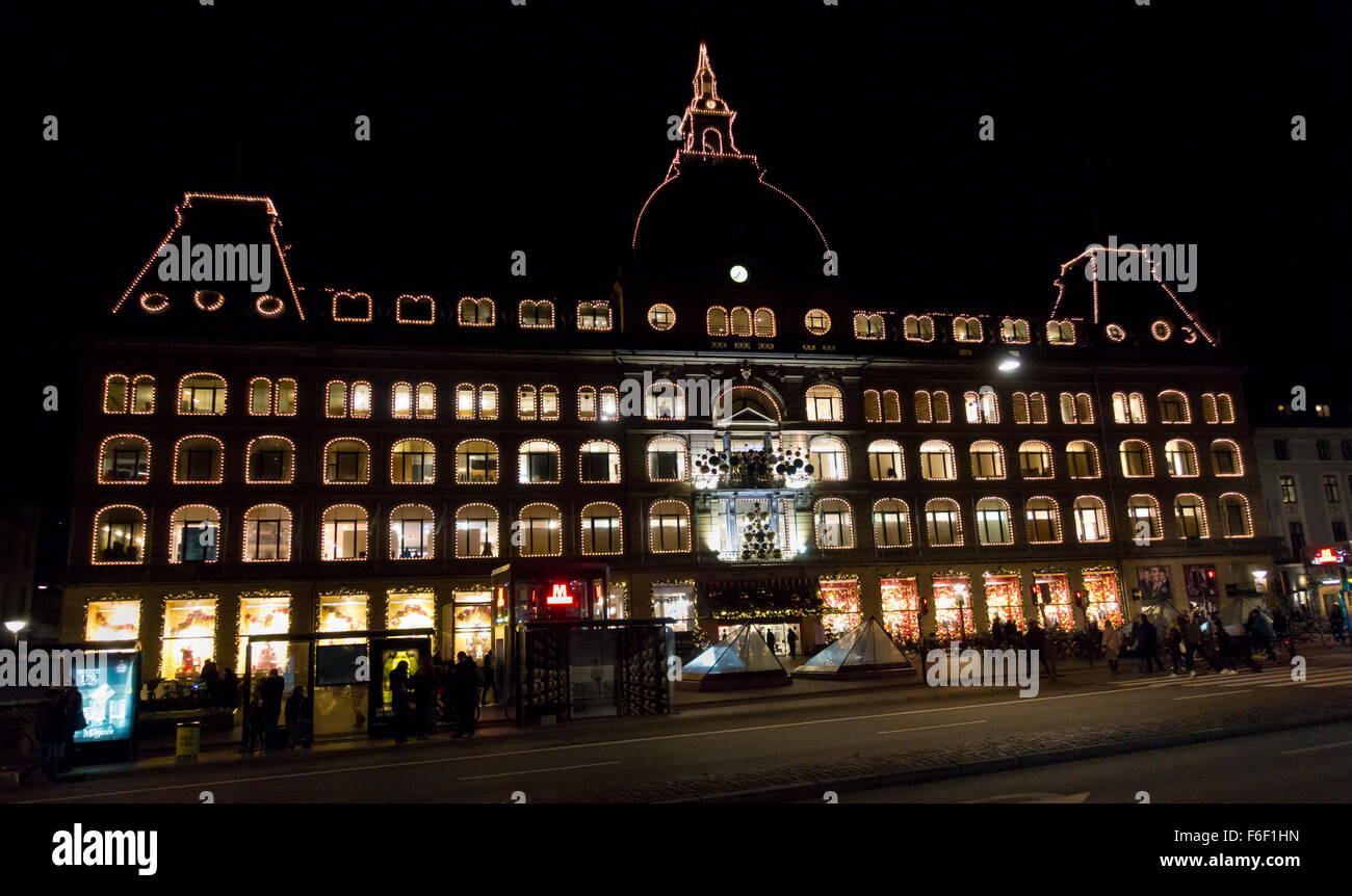 Die Weihnachten beleuchtet Kaufhaus Magasin du Nord am Kongens Nytorv in Kopenhagen auf einem dunklen Novemberabend. Stockfoto